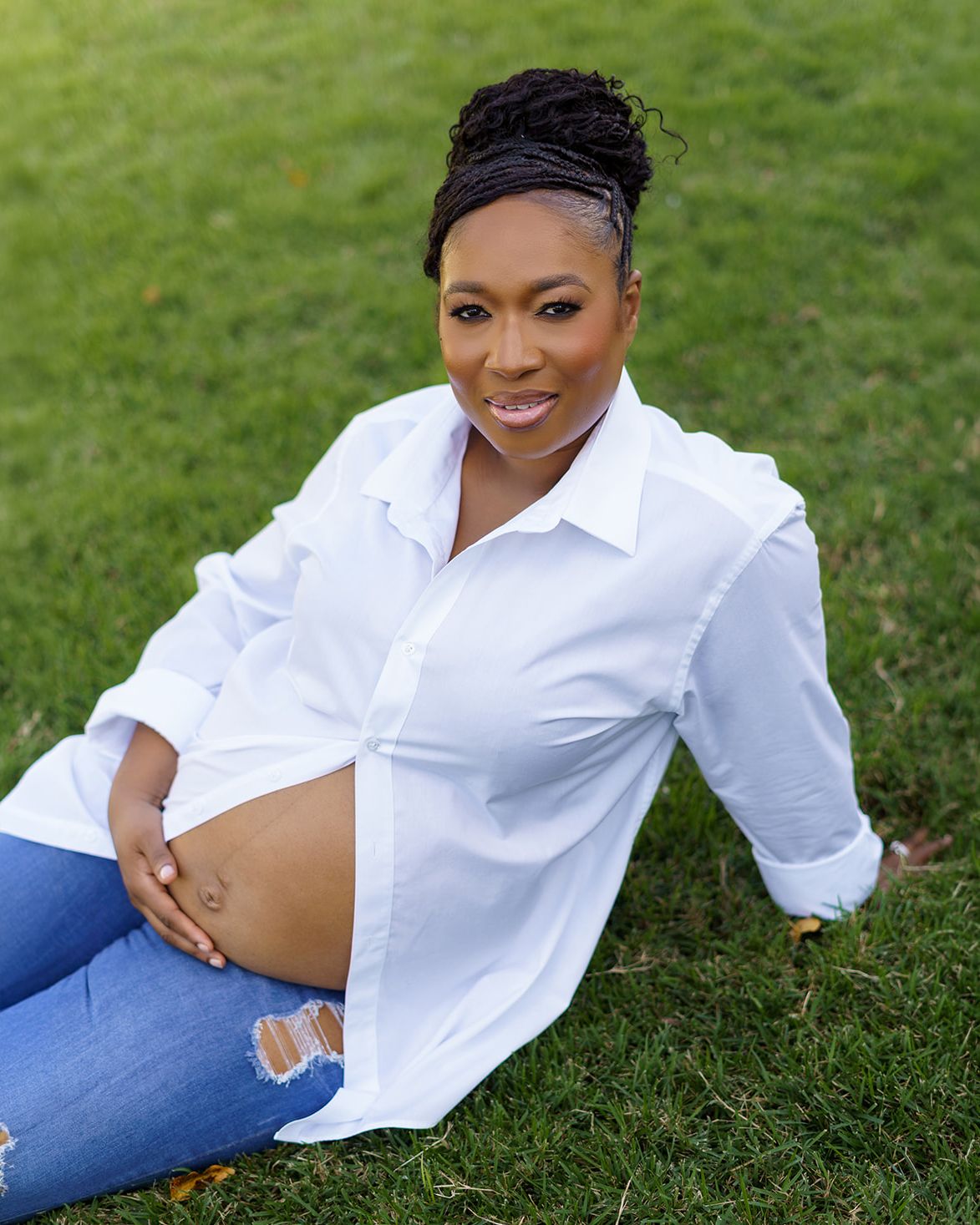 Natural and elegant outdoor maternity portrait