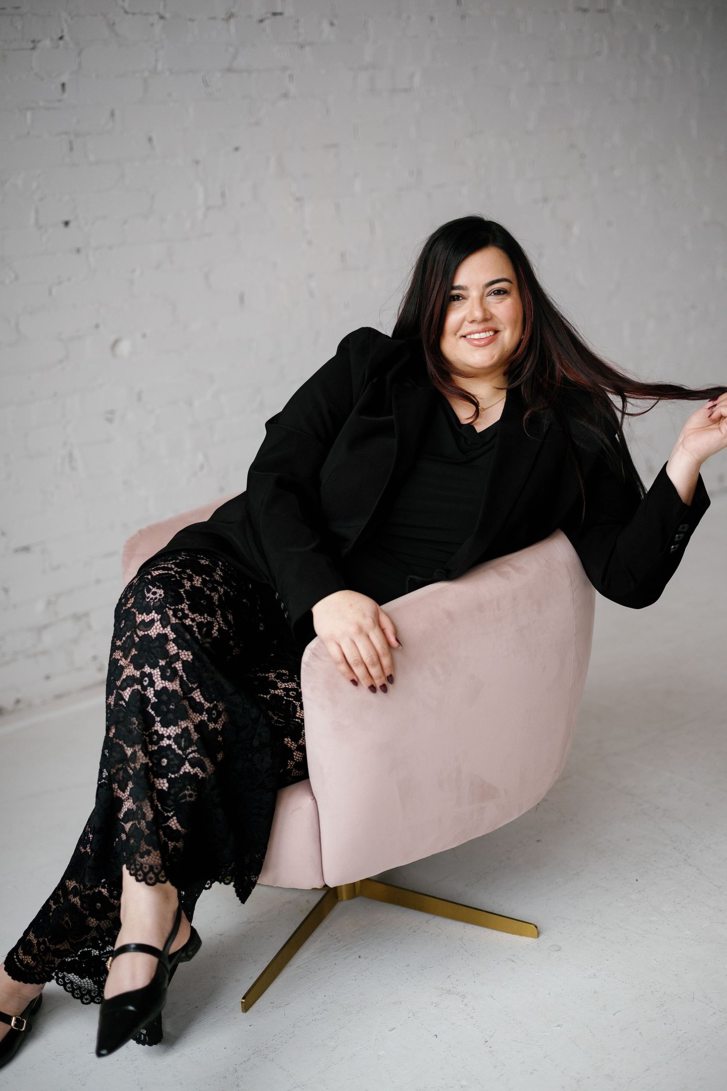 Photographer Renata Zimmer from Renata Zimmer Photography headshot posted on pink chair