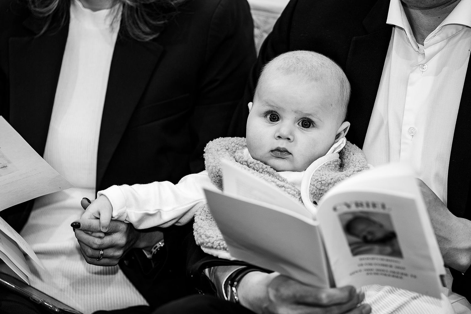 Doopsel in de kerk van Zuienkerke, zoon houdt handen van mama vast in de kerk