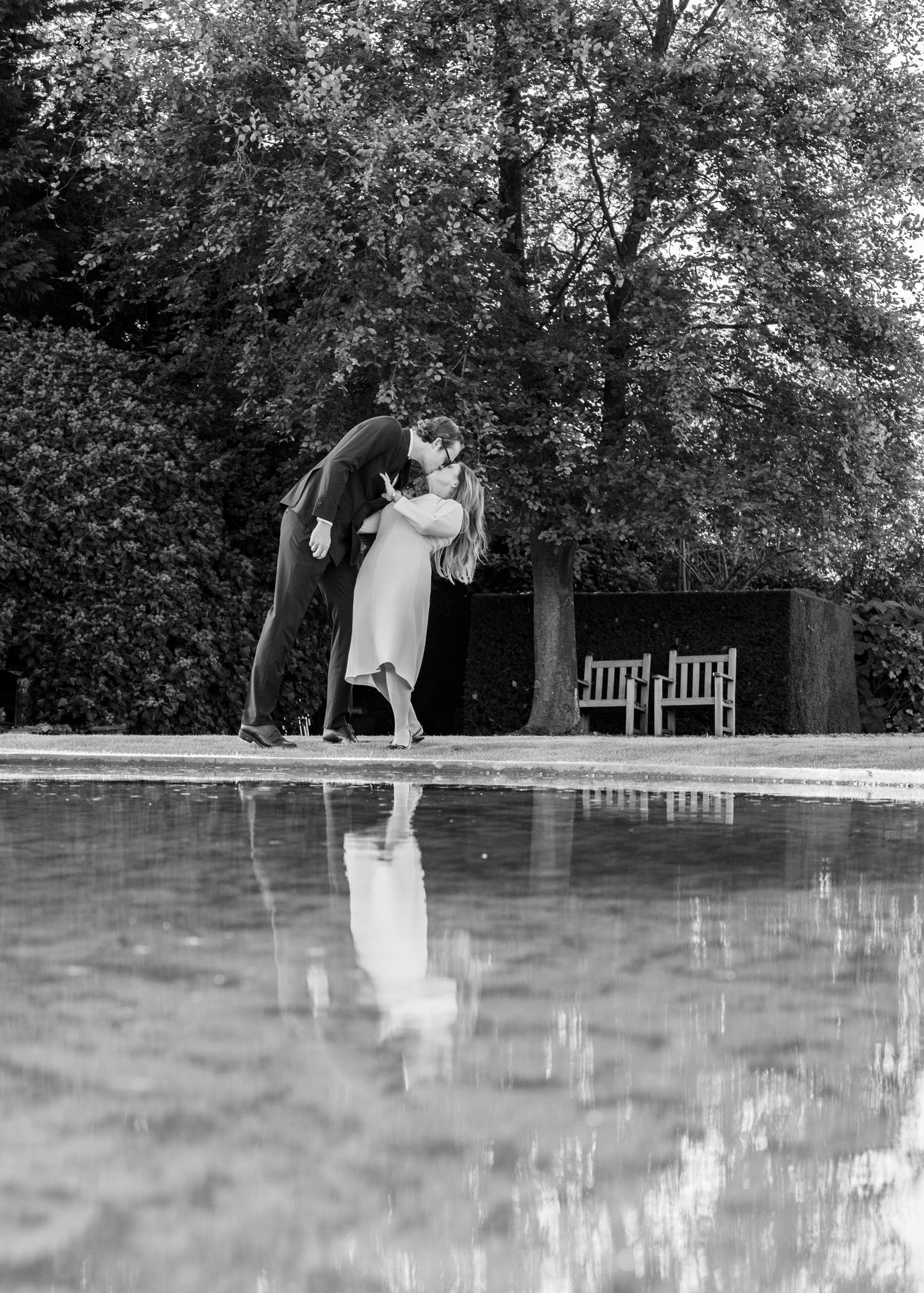 Artistieke koppelfotografie van man en vrouw met weerspiegeling in water