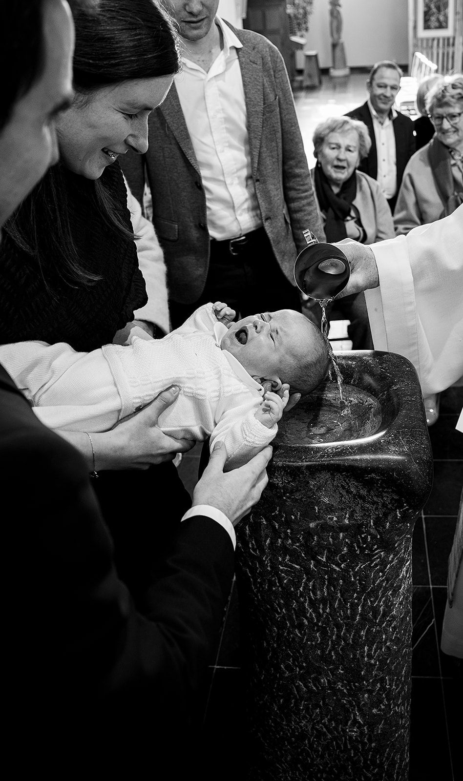Kerk fotografie aan doopfont