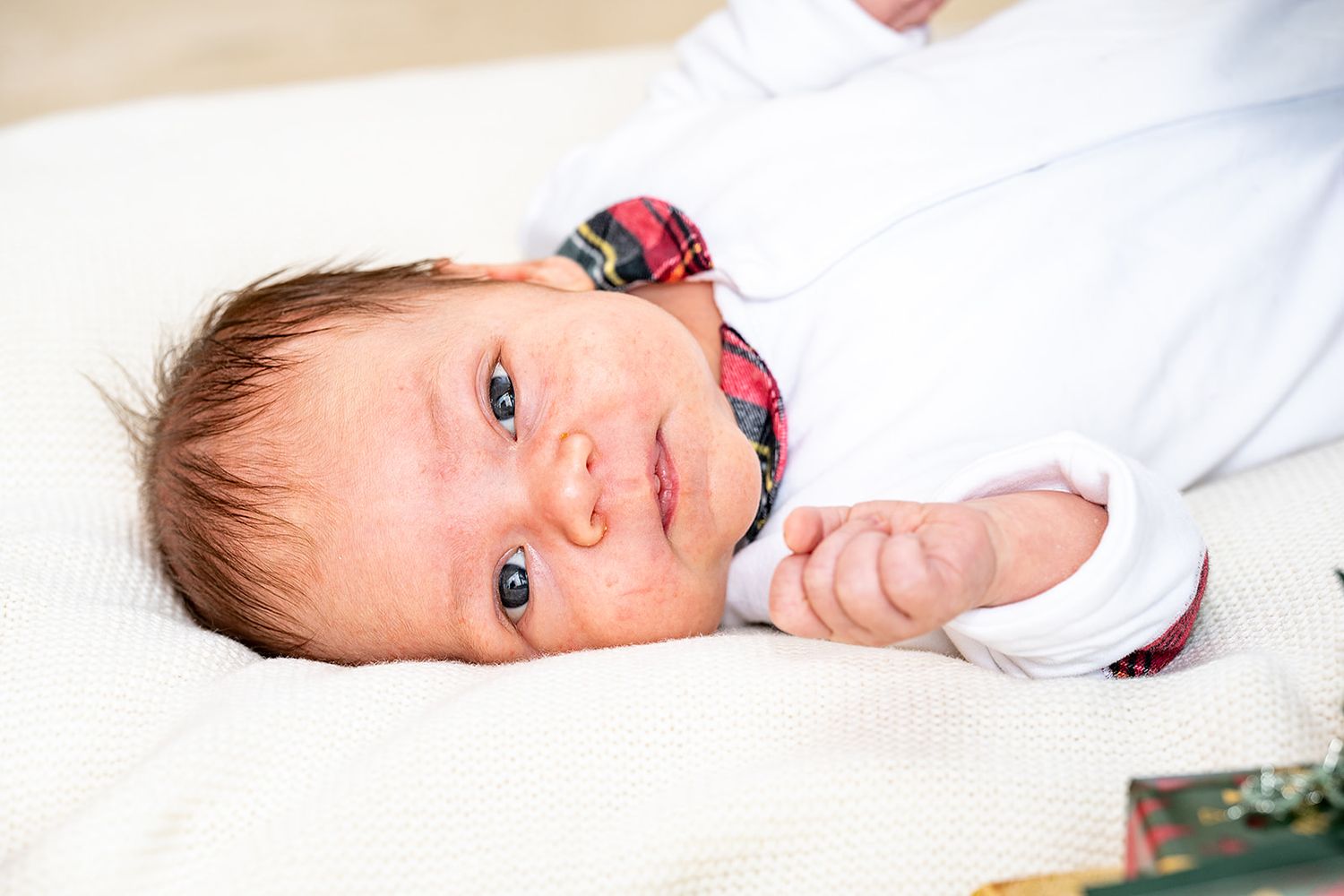 Newborn shoot in Koolskamp met kerstkledij