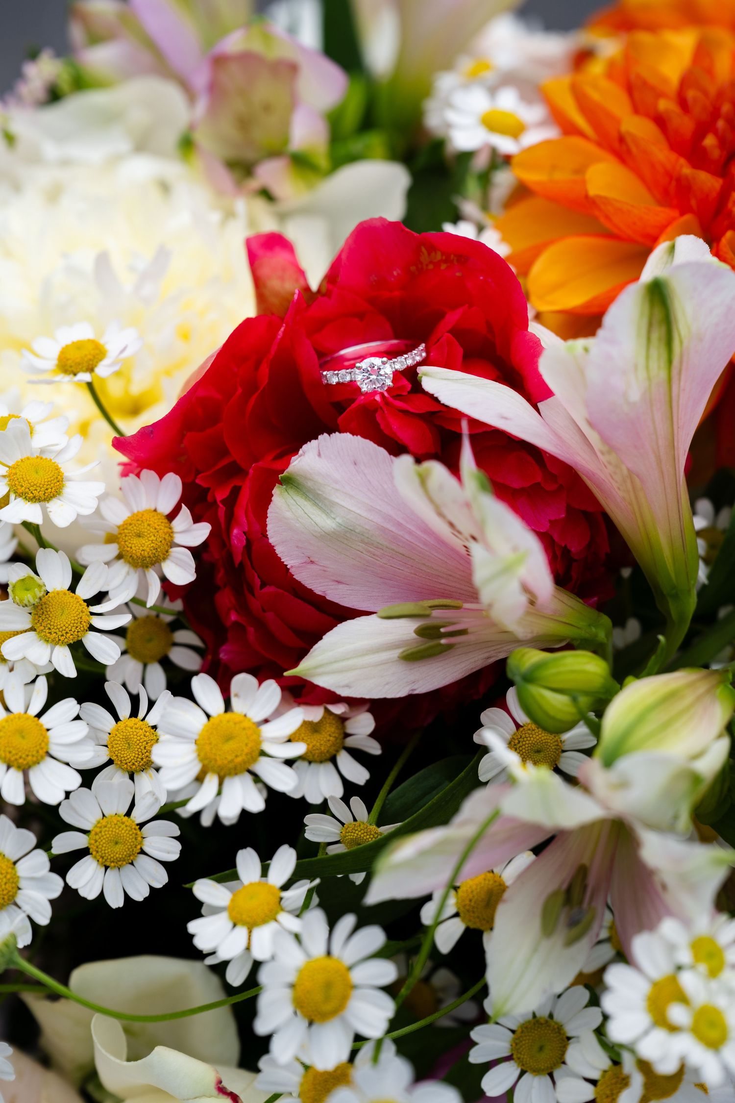 Verlovingsring elegant gepositioneerd in bloemen, creatieve fotografie
