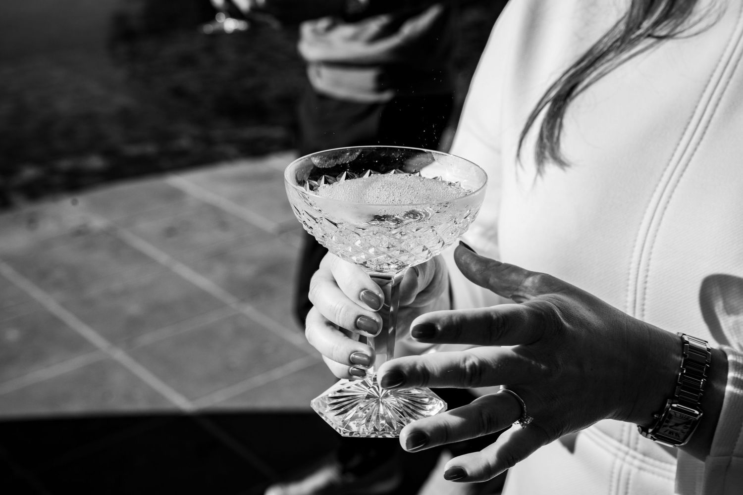 Sfeervolle champagnefotografie met bubbels die uit het glas spatten