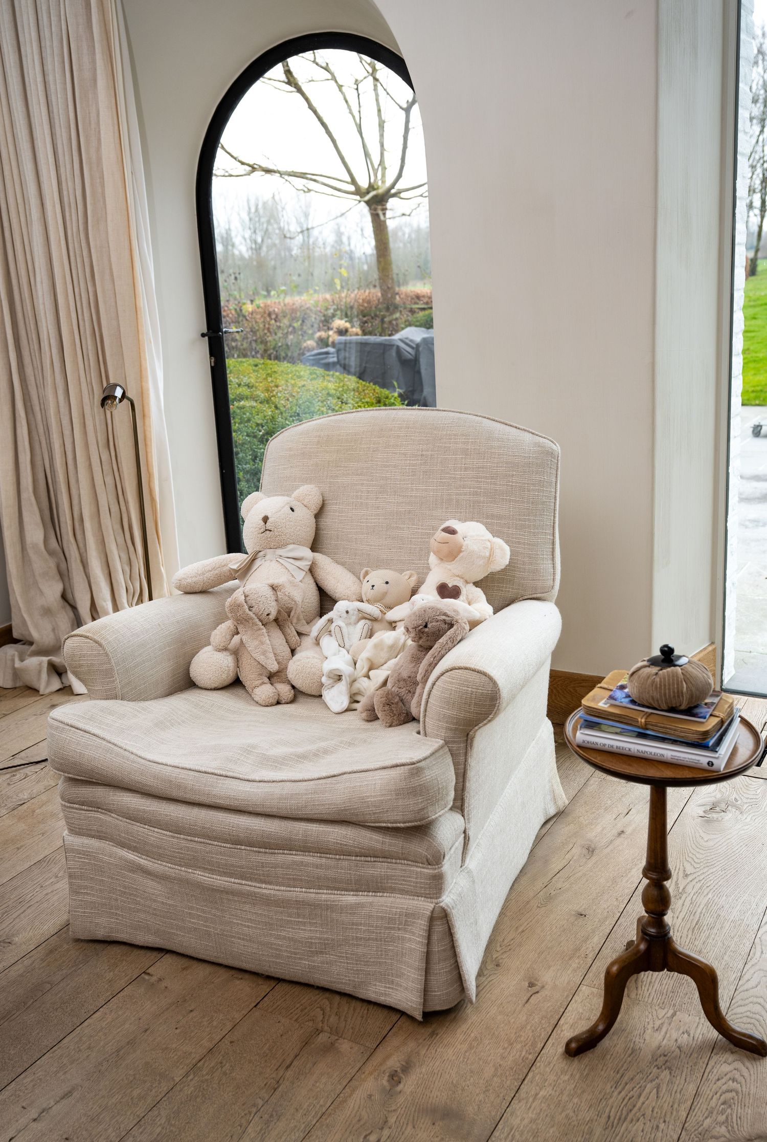 Detailfoto's van de teddybeertjes in de zetel dit in landelijk interieur
