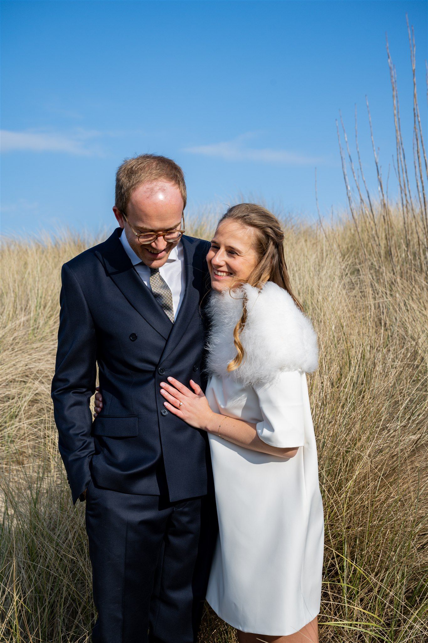 Romantische huwelijksfotografie van koppel in de duinen van Knokke-Heist