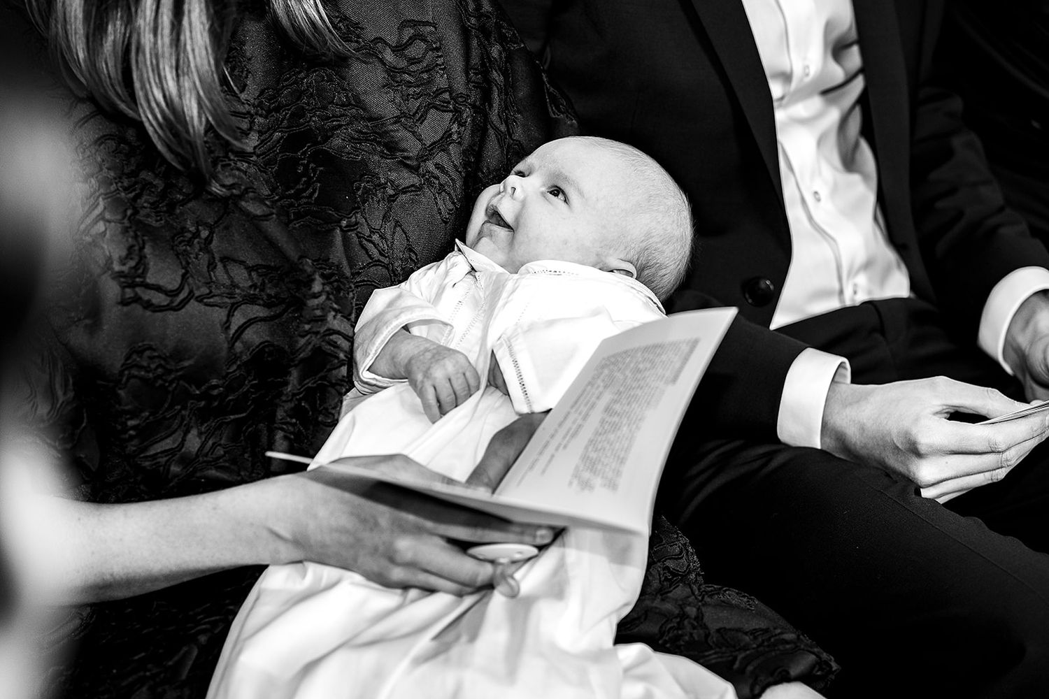 Lachende baby gefotografeerd in de kerk van Gits - Doopsel fotografie