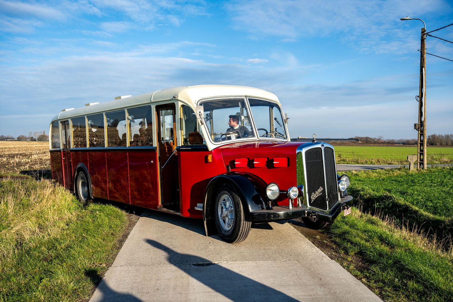 Ceremoniebus zit vast, huwelijksfotografie