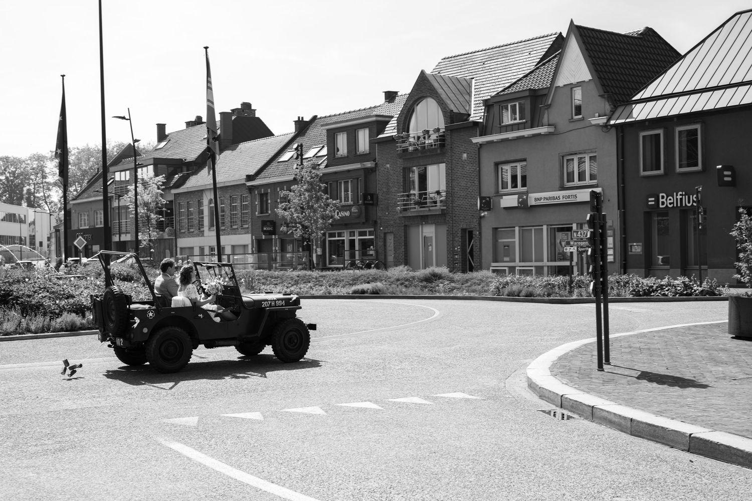 Burgerlijke trouw in Kruishoutem, foto met legerwagen aan het rondpunt