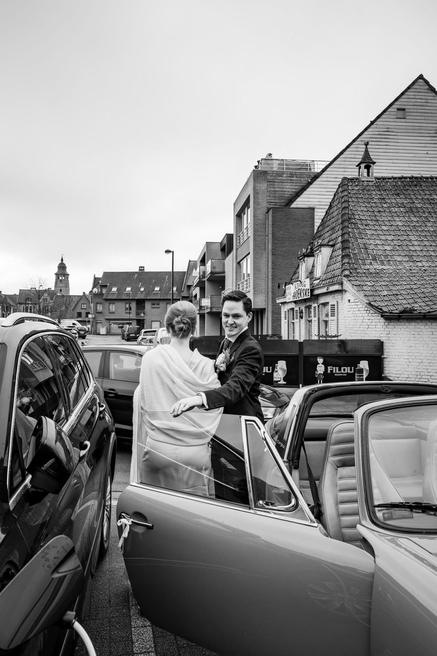 zwart-wit foto's, aankomen stadhuis Ardooie met oldtimer