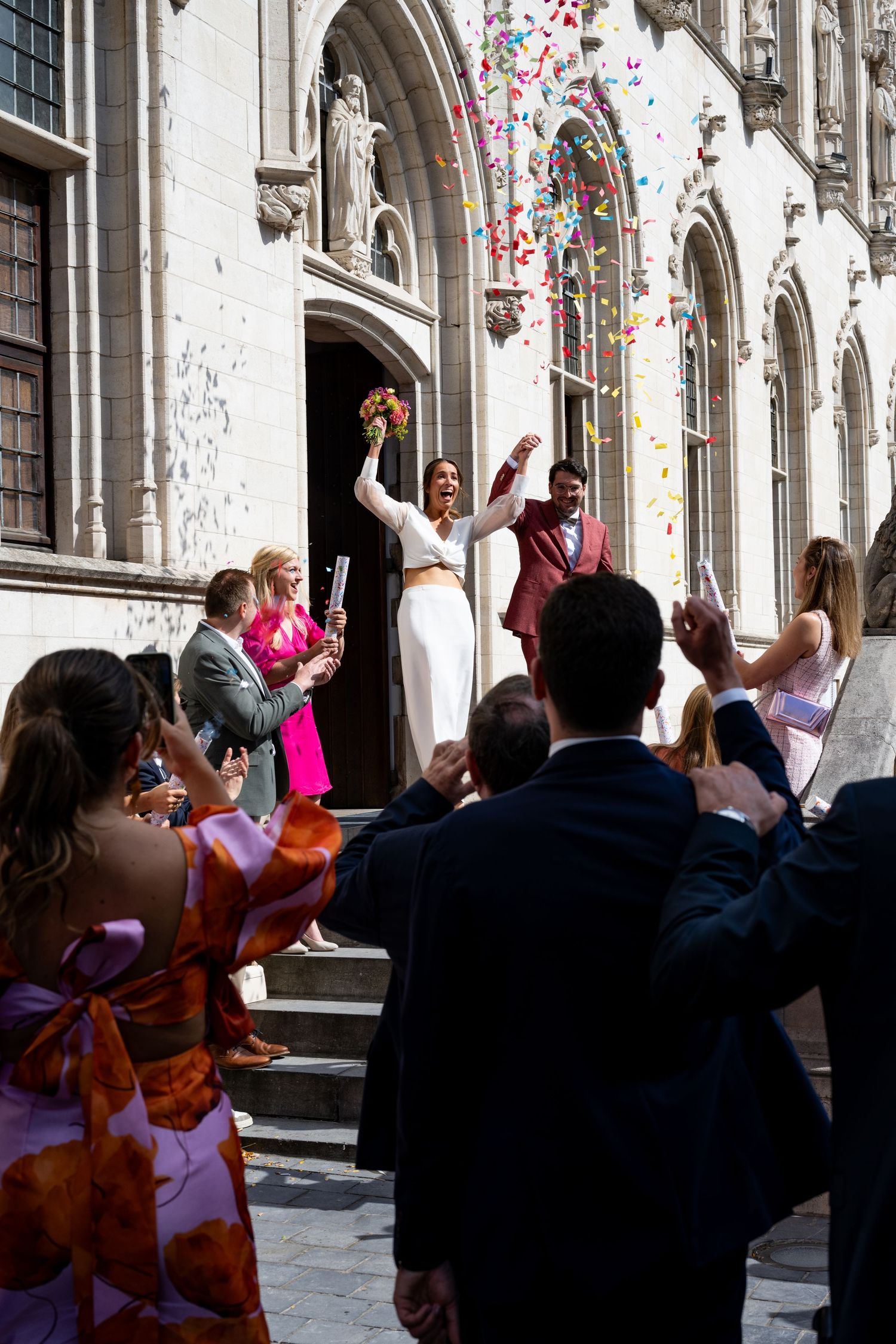 Koppel komt uit het stadhuis in Kortrijk