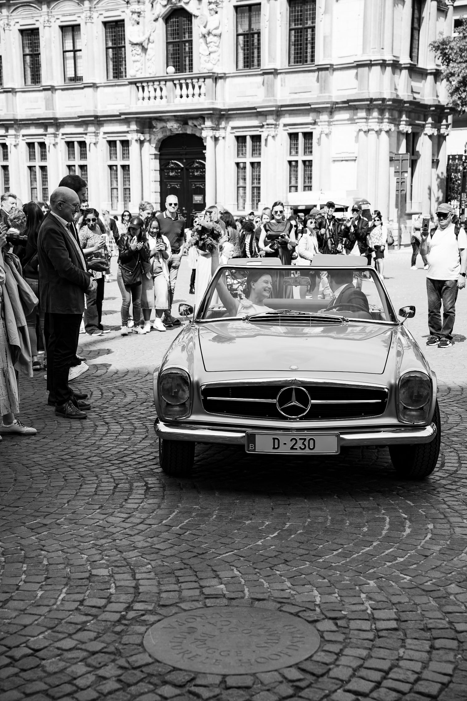 Trouwfoto's koppel met oldtimer aan het stadhuis van Brugge, Burg Brugge