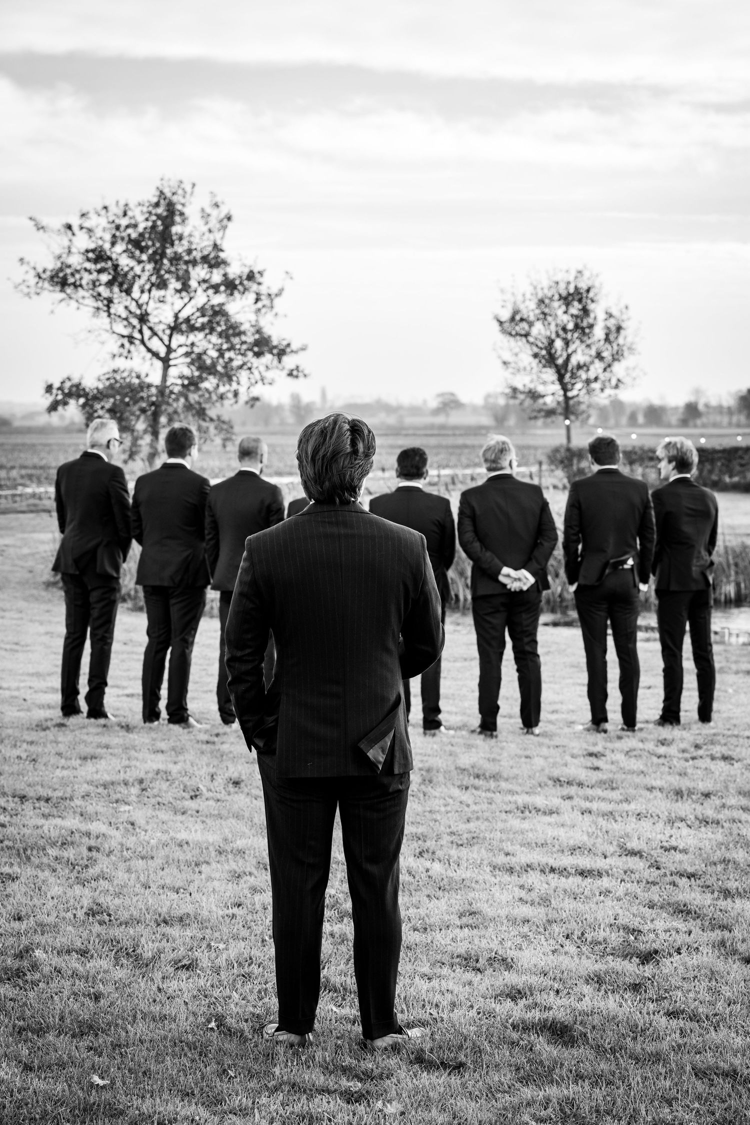 zwart-wit foto's, bruid wacht op de bruidegom, eerste ontmoeting