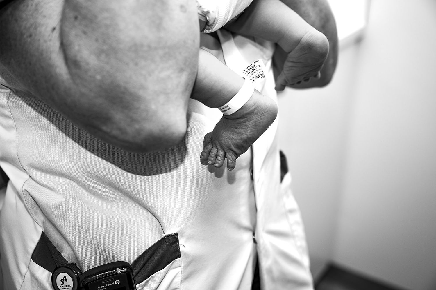 Pasgeboren baby in ziekenhuis van Tielt fotografie, newbornshoot in Tieltn verpleegster en kindje