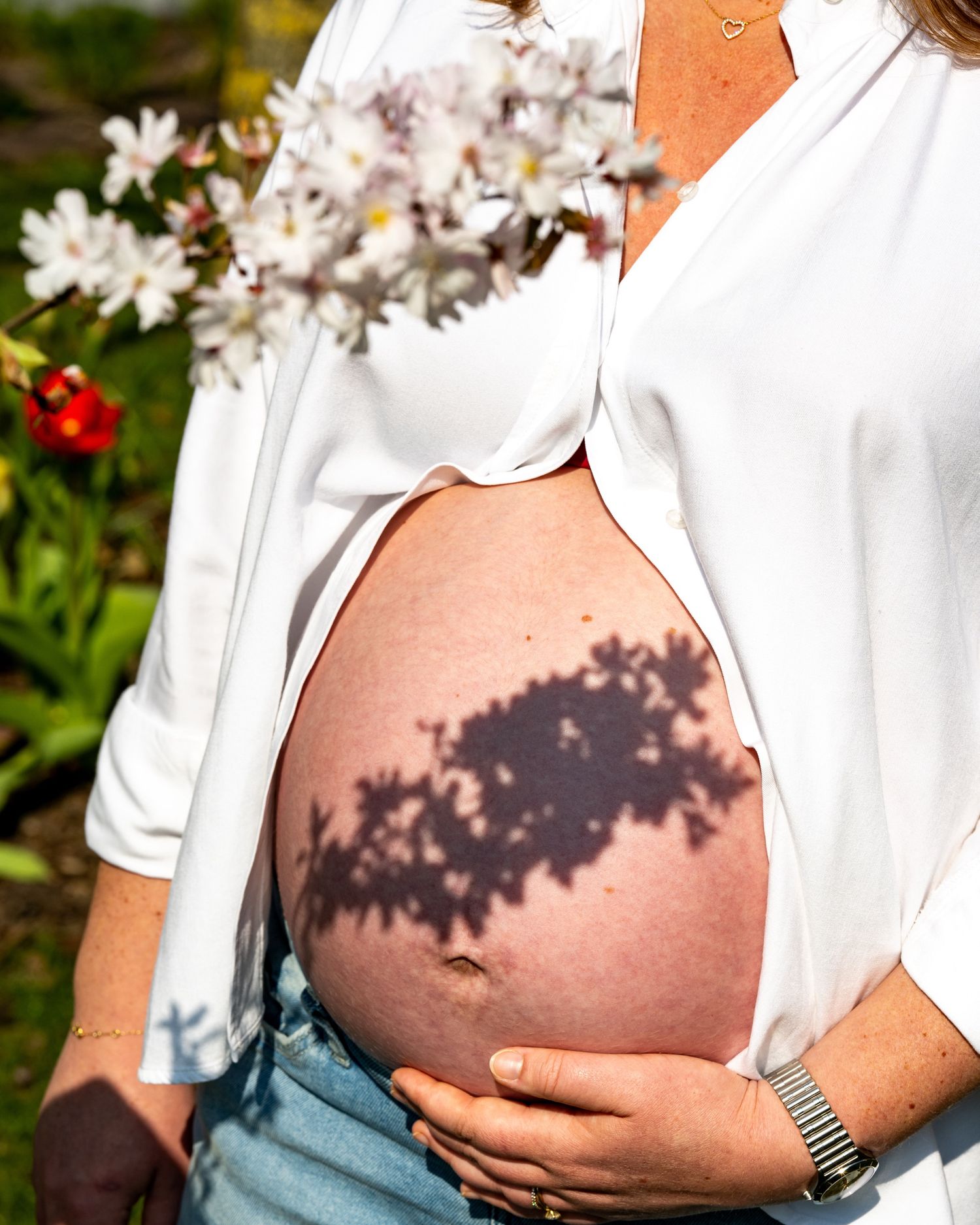 Babybelly spelen met schaduwen