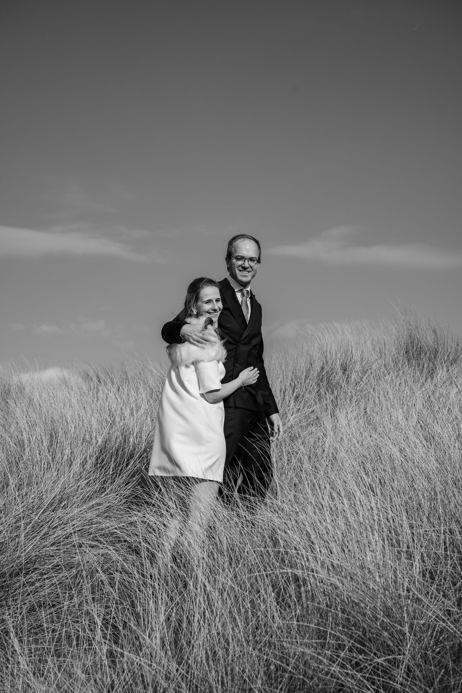Romantische huwelijksfotografie van koppel in de duinen van Knokke-Heist