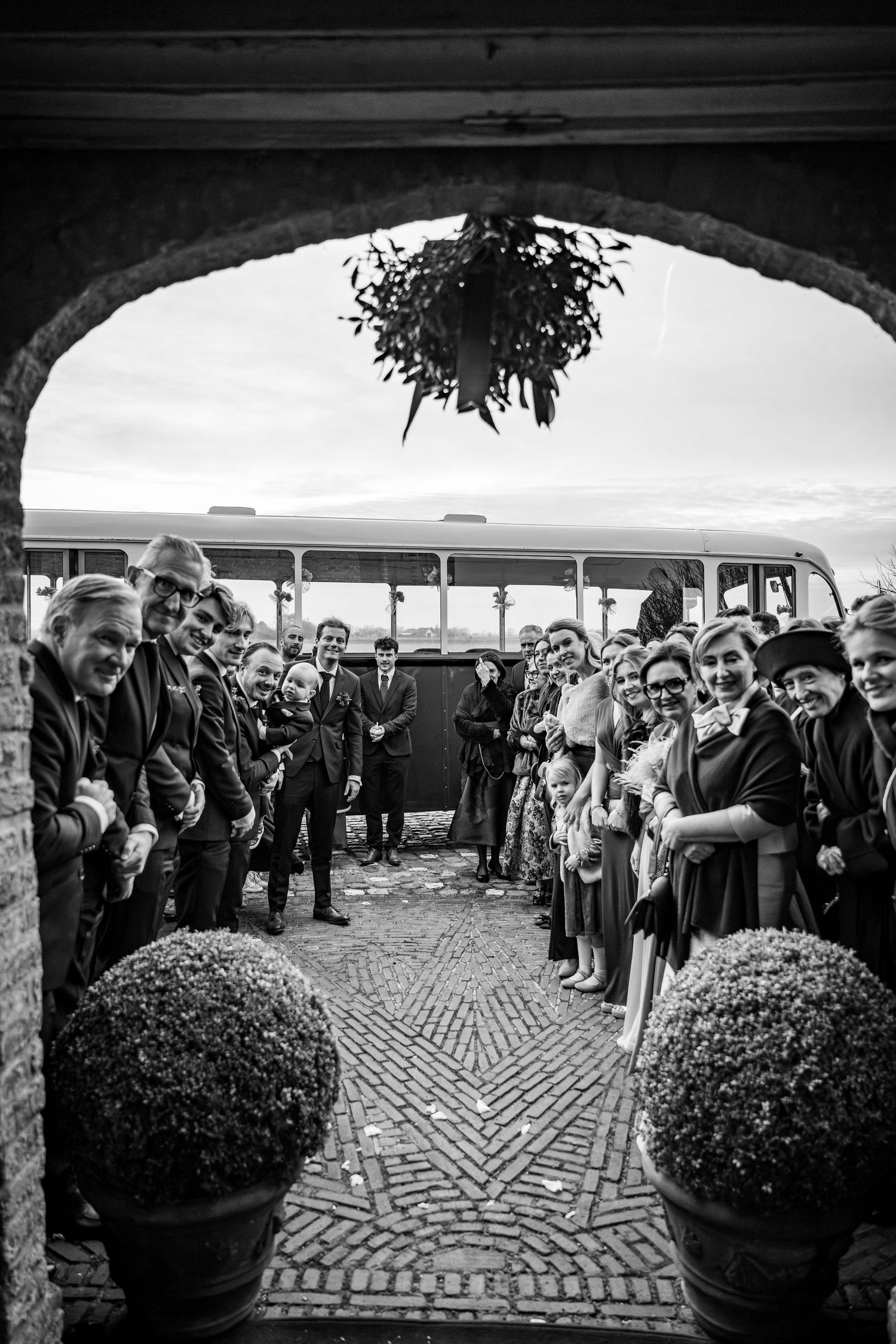 zwart-wit foto's vrienden en familie die nieuwsgierig zijn