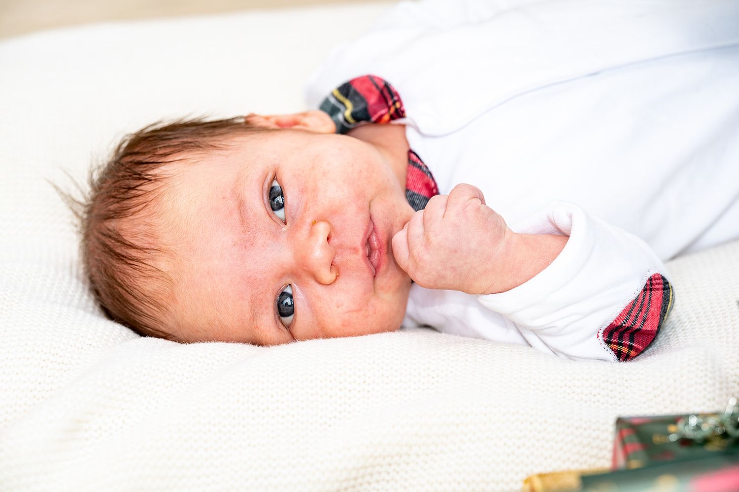 Newborn shoot in Koolskamp met kerstkledij