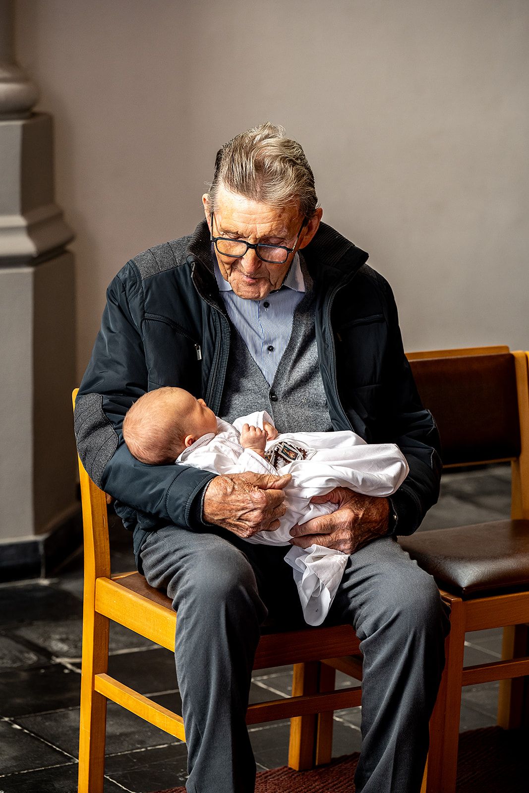 Baby gefotografeerd in de kerk van Gits - Doopsel fotografie - Opa met kleindochter