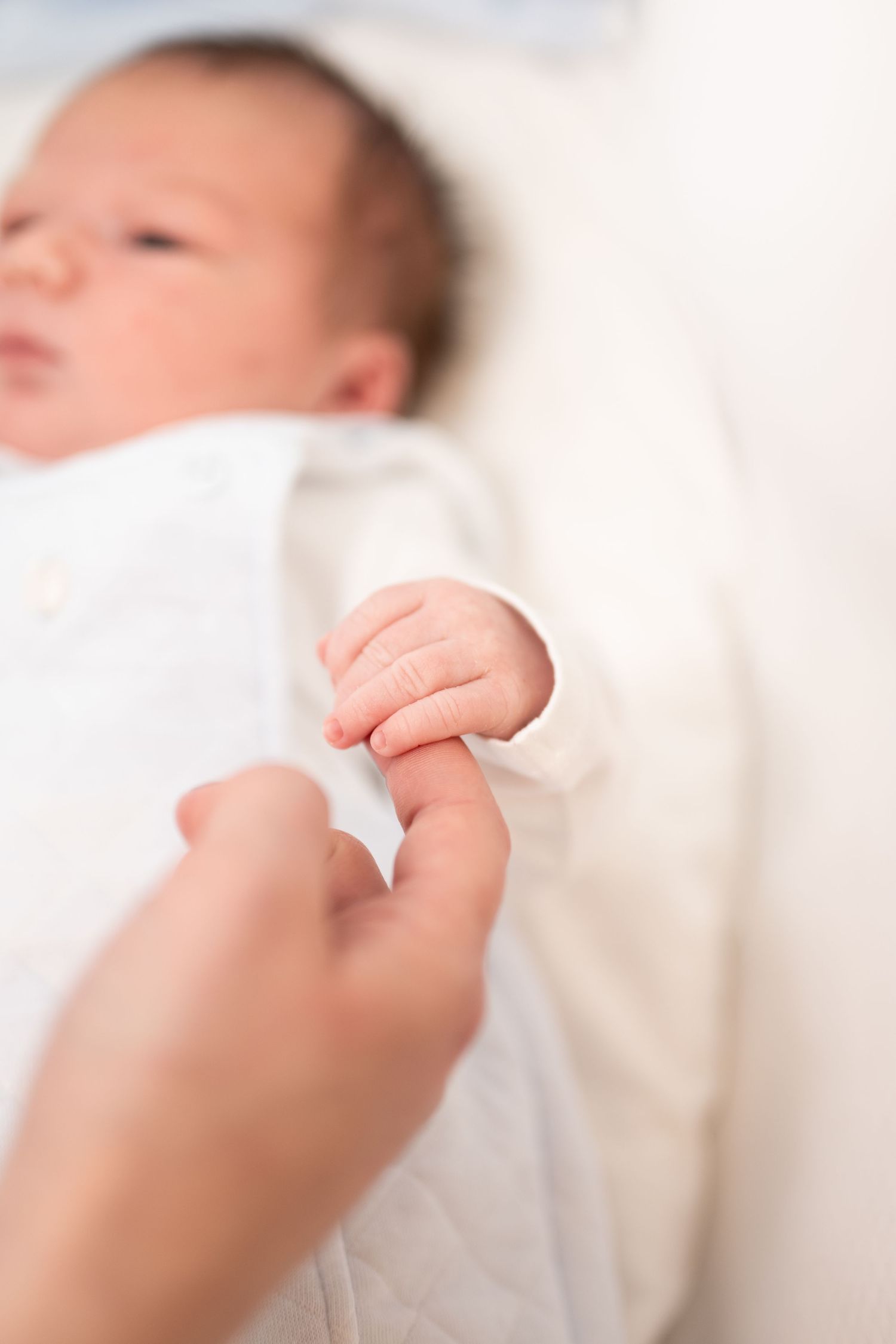 Newborn fotografie in Moorslede, zoon en mama's hand
