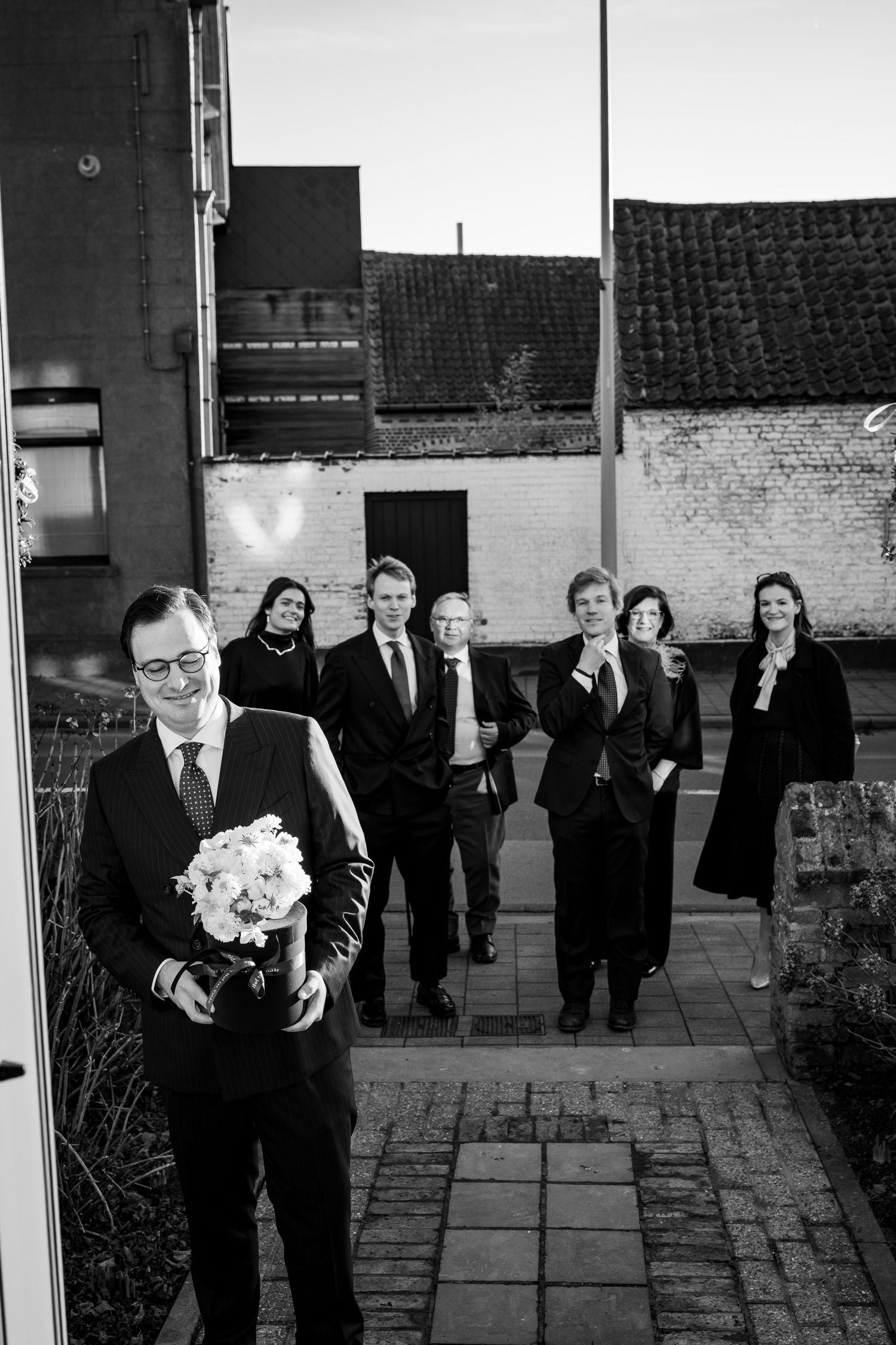 Eerste ontmoeting van bruidegom en bruid aan de deur
