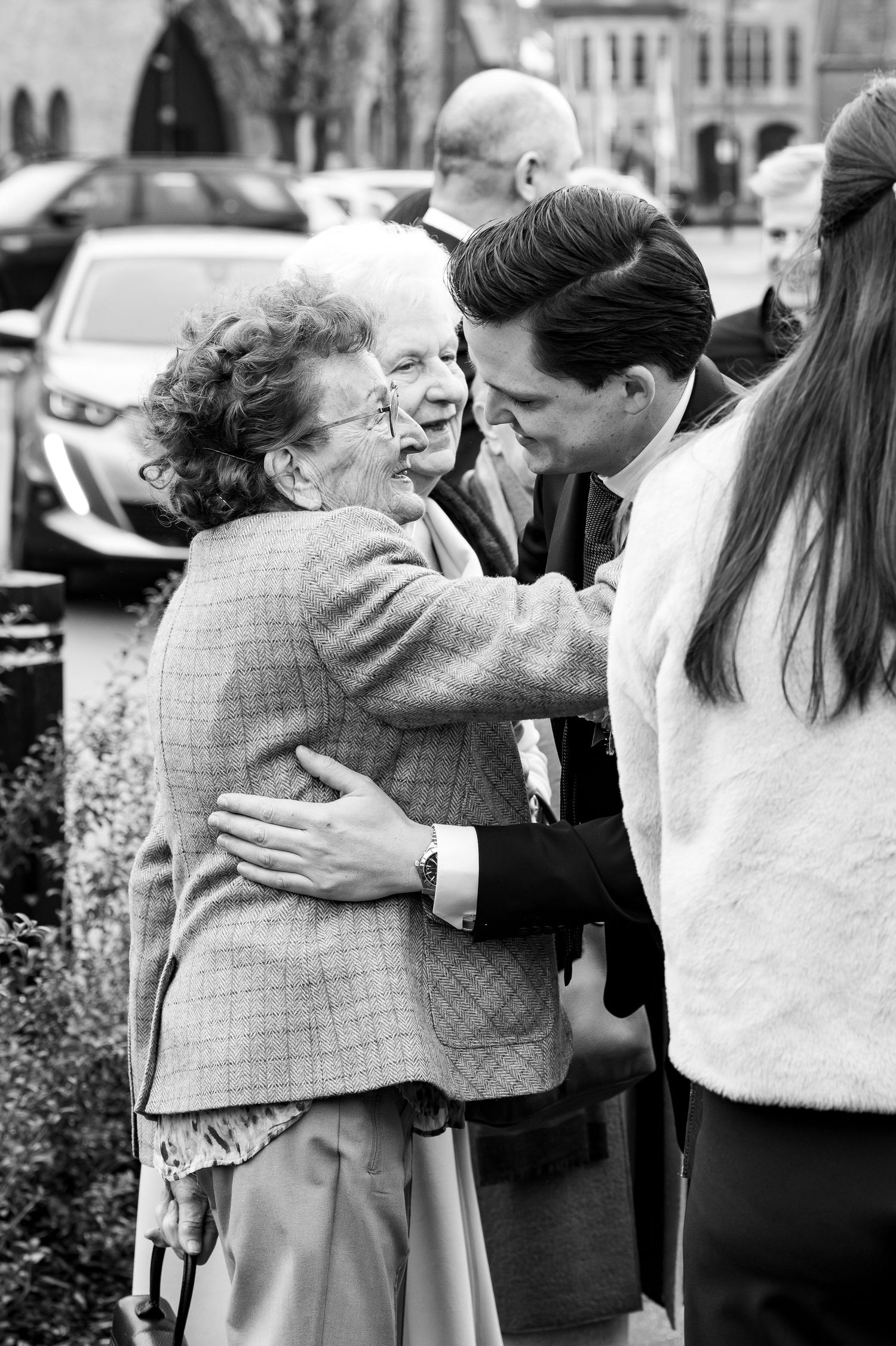zwart-wit foto's, kleinzoon een grootmoeder ontmoeten elkaar
