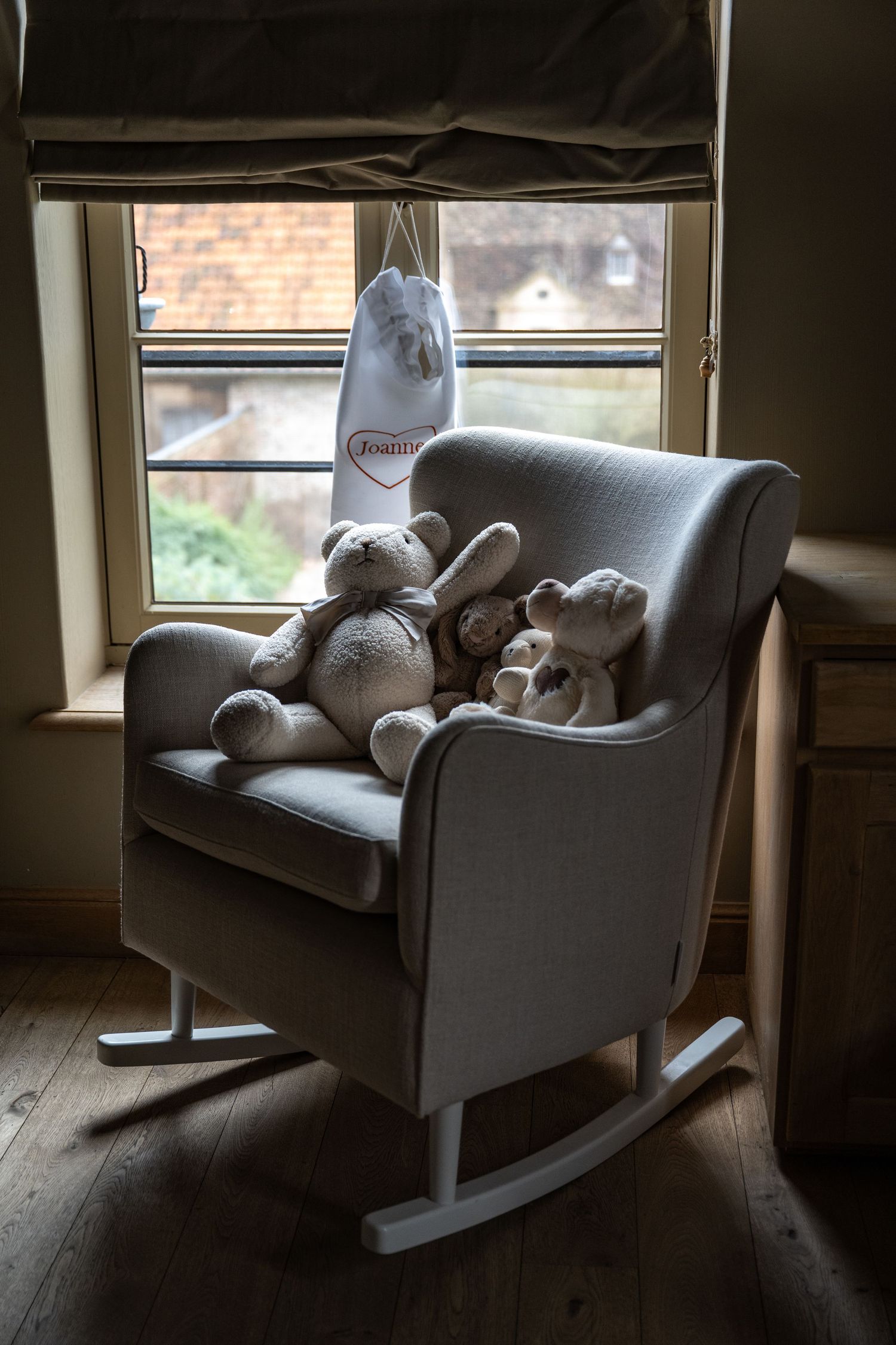 Belichting babystoel en beren op een babyshoot in Oudenaarde