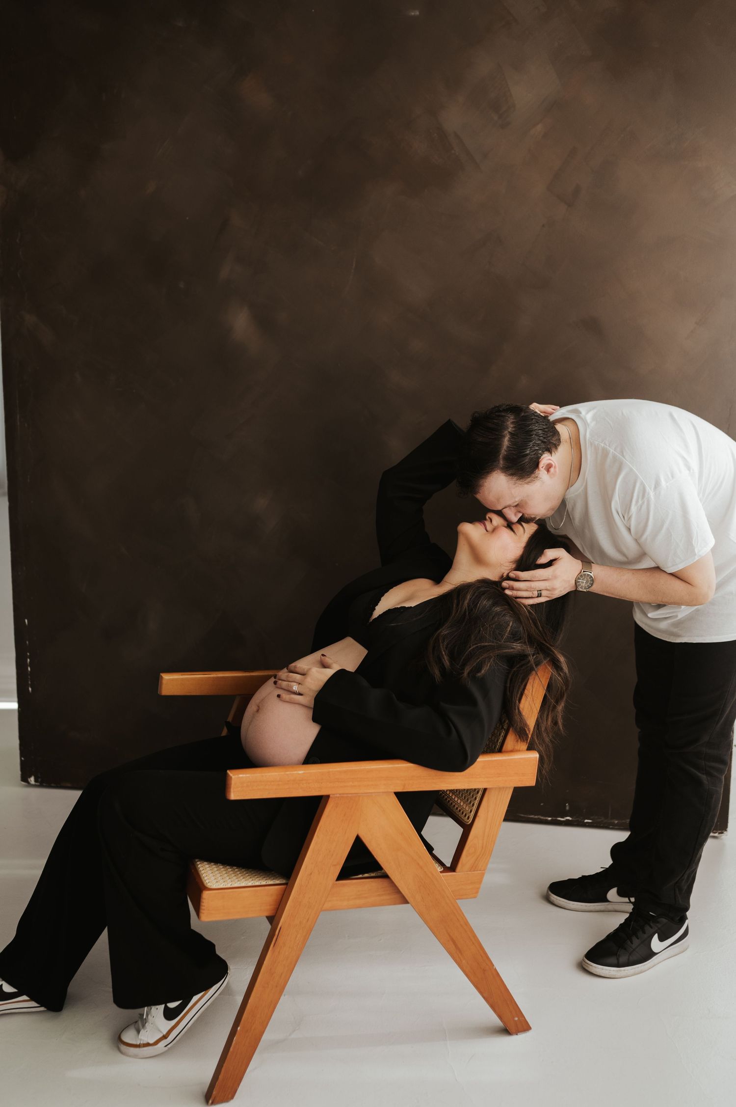 studio maternity photoshoot at studio byrefine