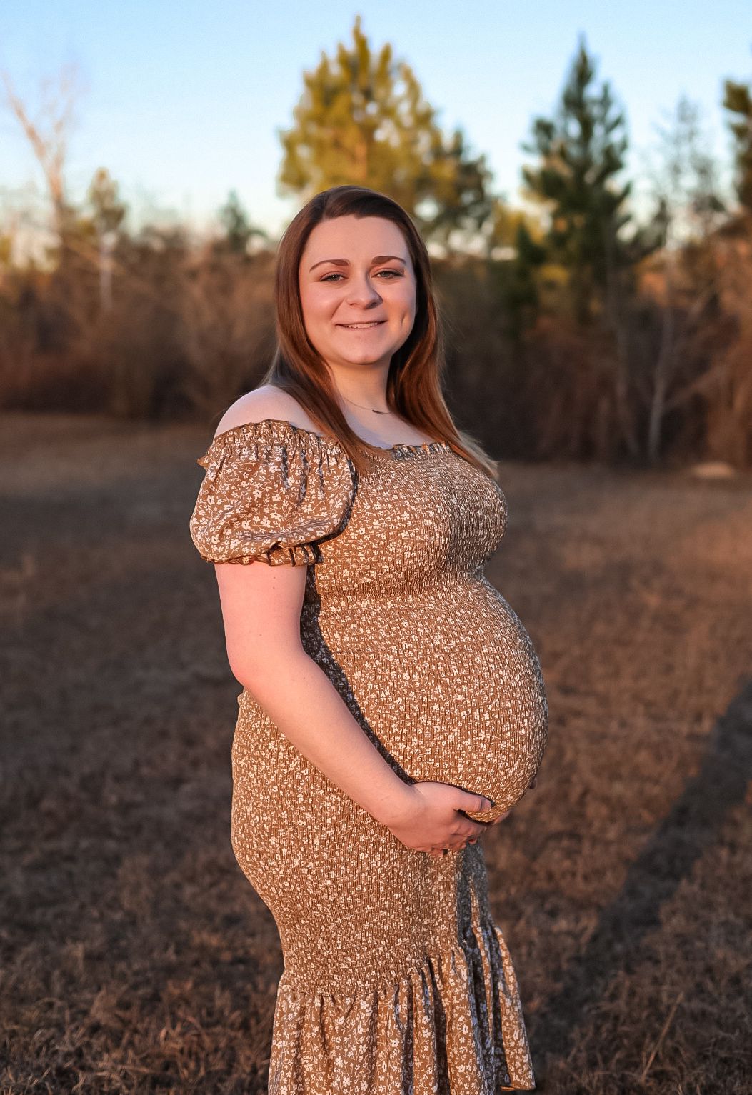 Maternity picture of a mother in a field. Marianna Florida photography.