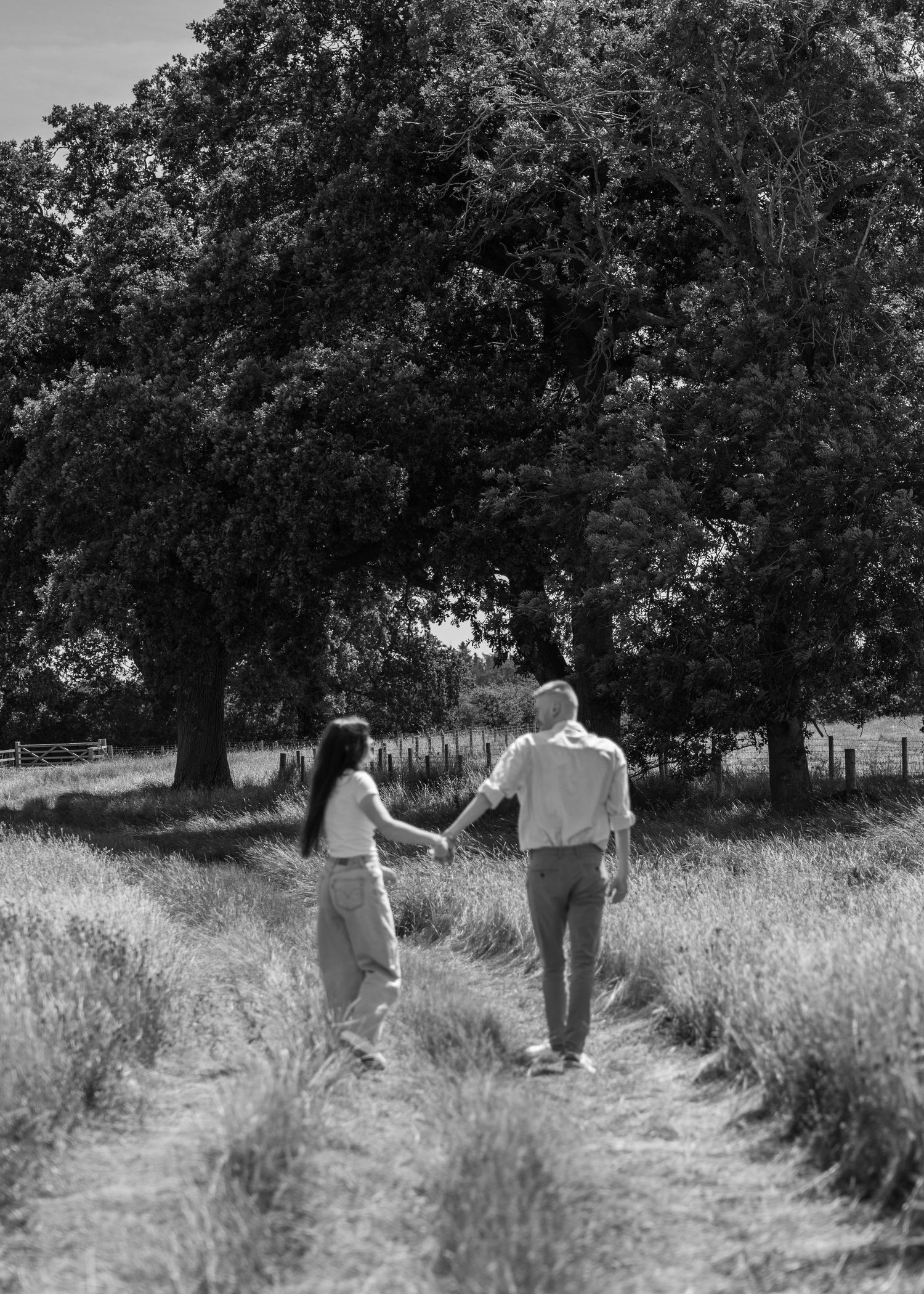 Natural black and white photoshoot of a couple in a field by EvieSJPhotography.