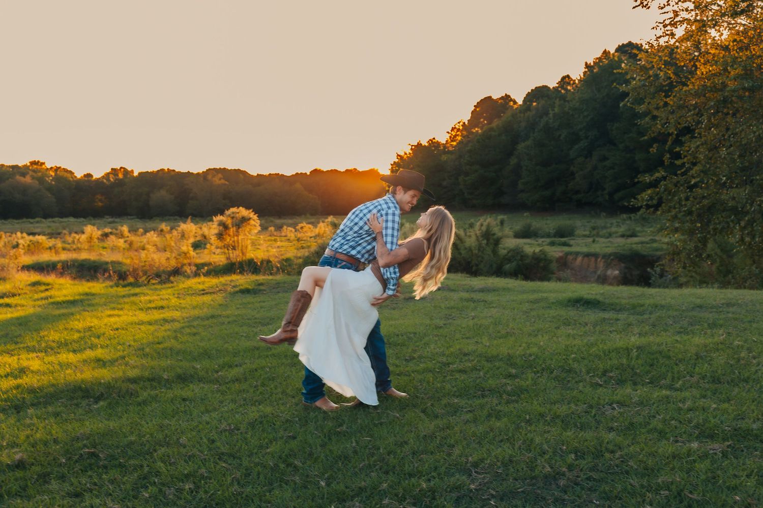 East Texas engagement photographer photographing outdoor engagement session