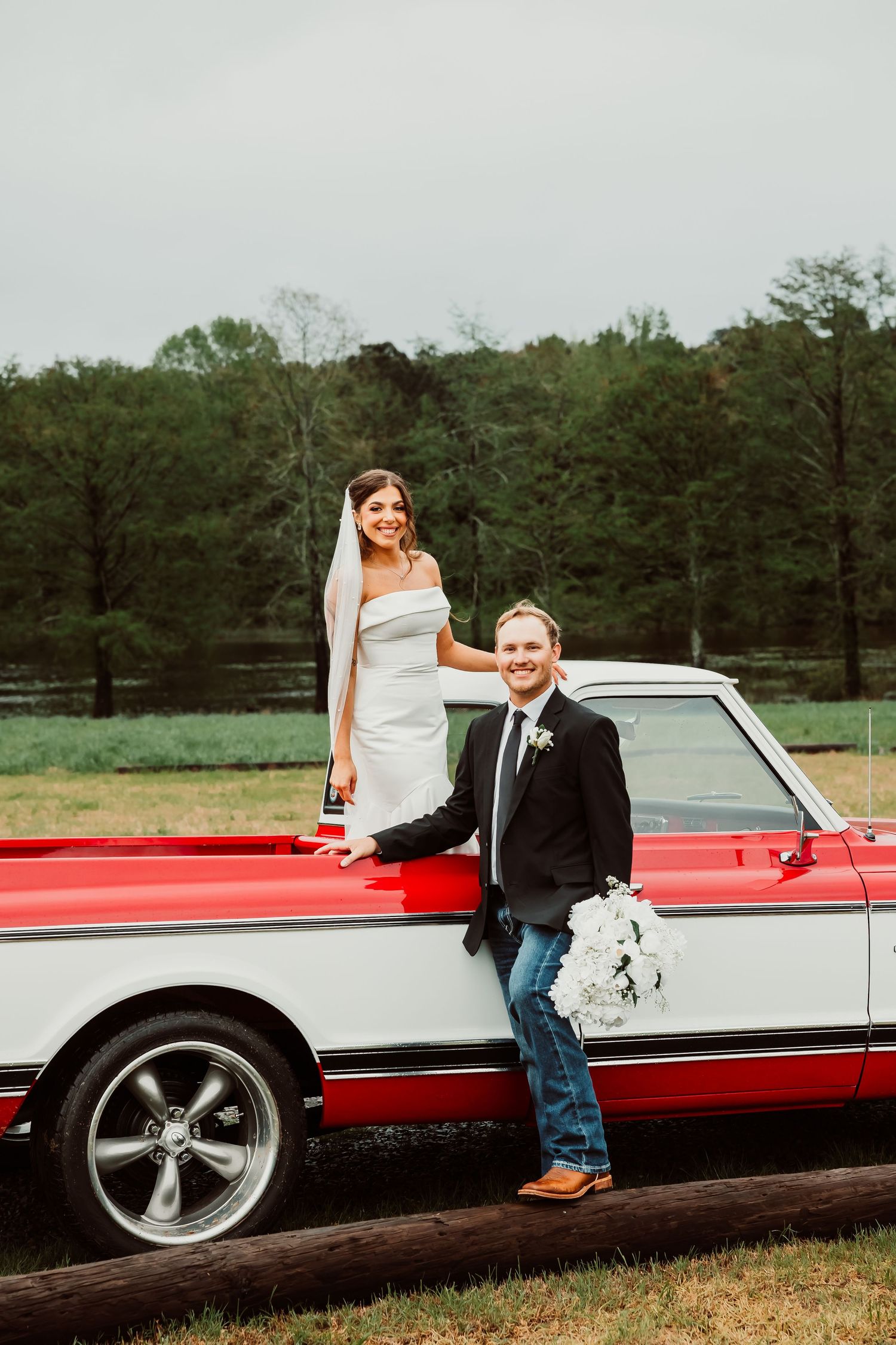 Outdoor wedding at East Texas venue Ama la Vita, photographed by Katye Michele Photography & Video.