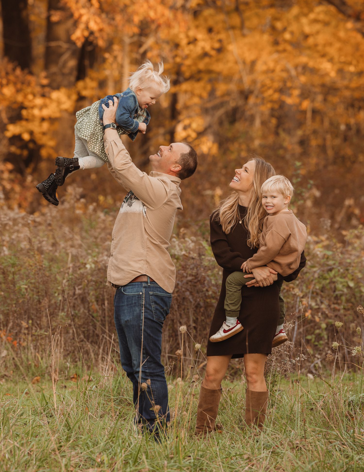 Family of 4 at Menomonee Park, Waukesha. Dad lifting daughter in the air, capturing joyful, candid, and heartfelt family photography.