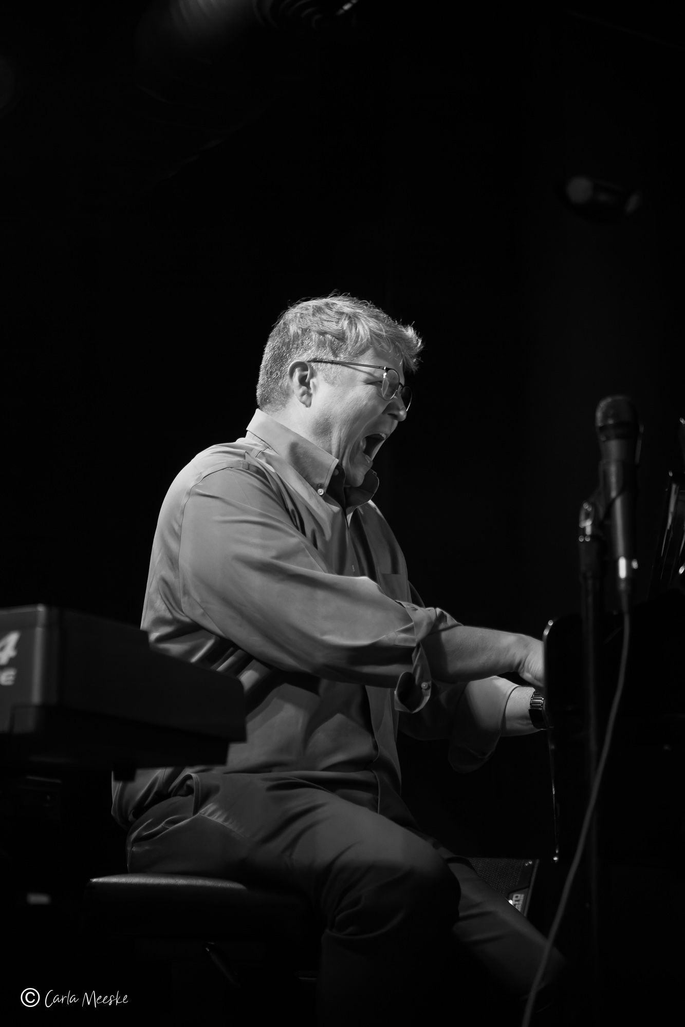 Dave Henning jazz piano player in Phoenix Arizona solos with big expression. The Nash Jazz Club, Pocket Protector concert.
