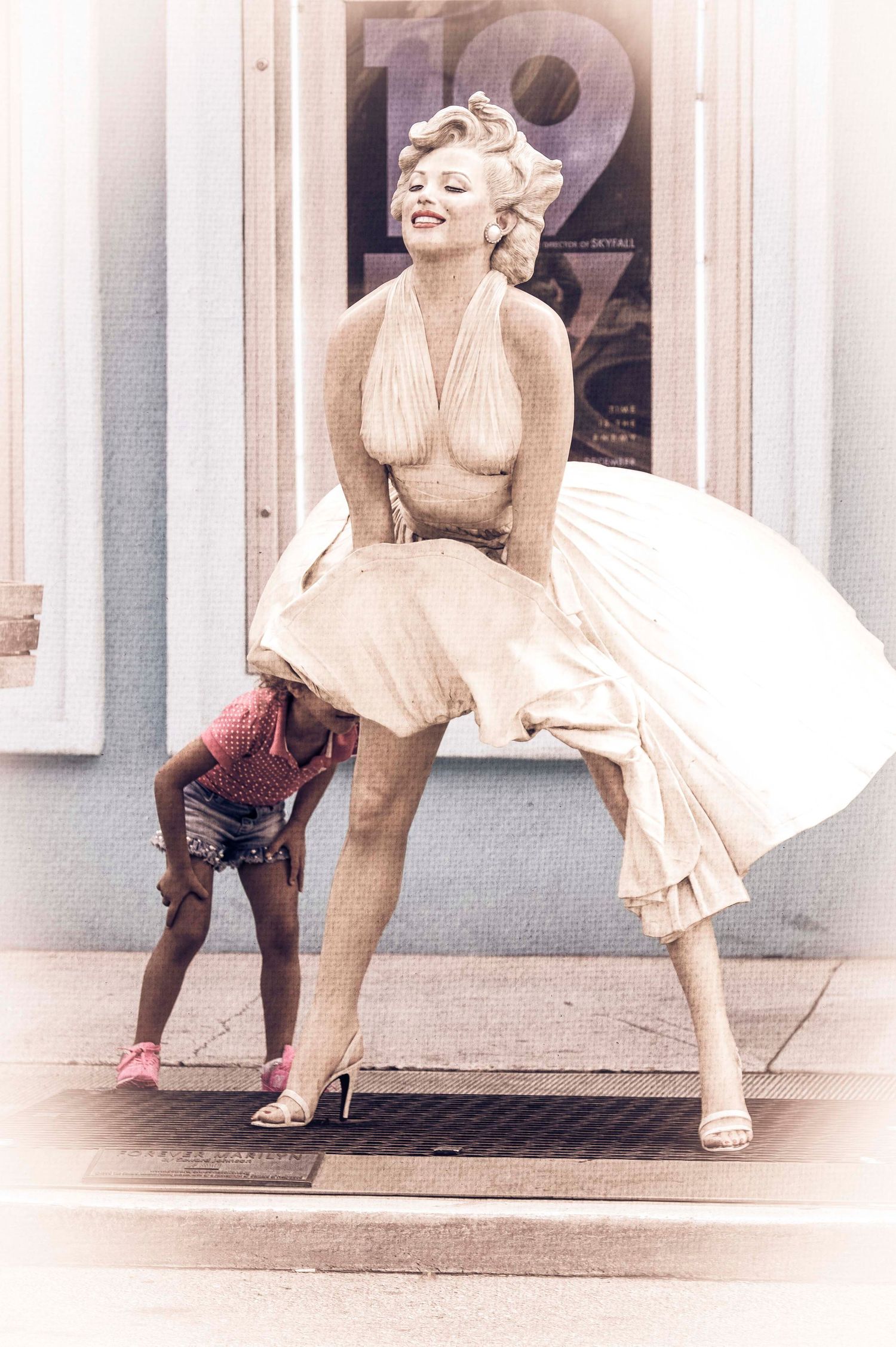 marylin monroe, statue, key west, child, curious, moment, street, cinematic