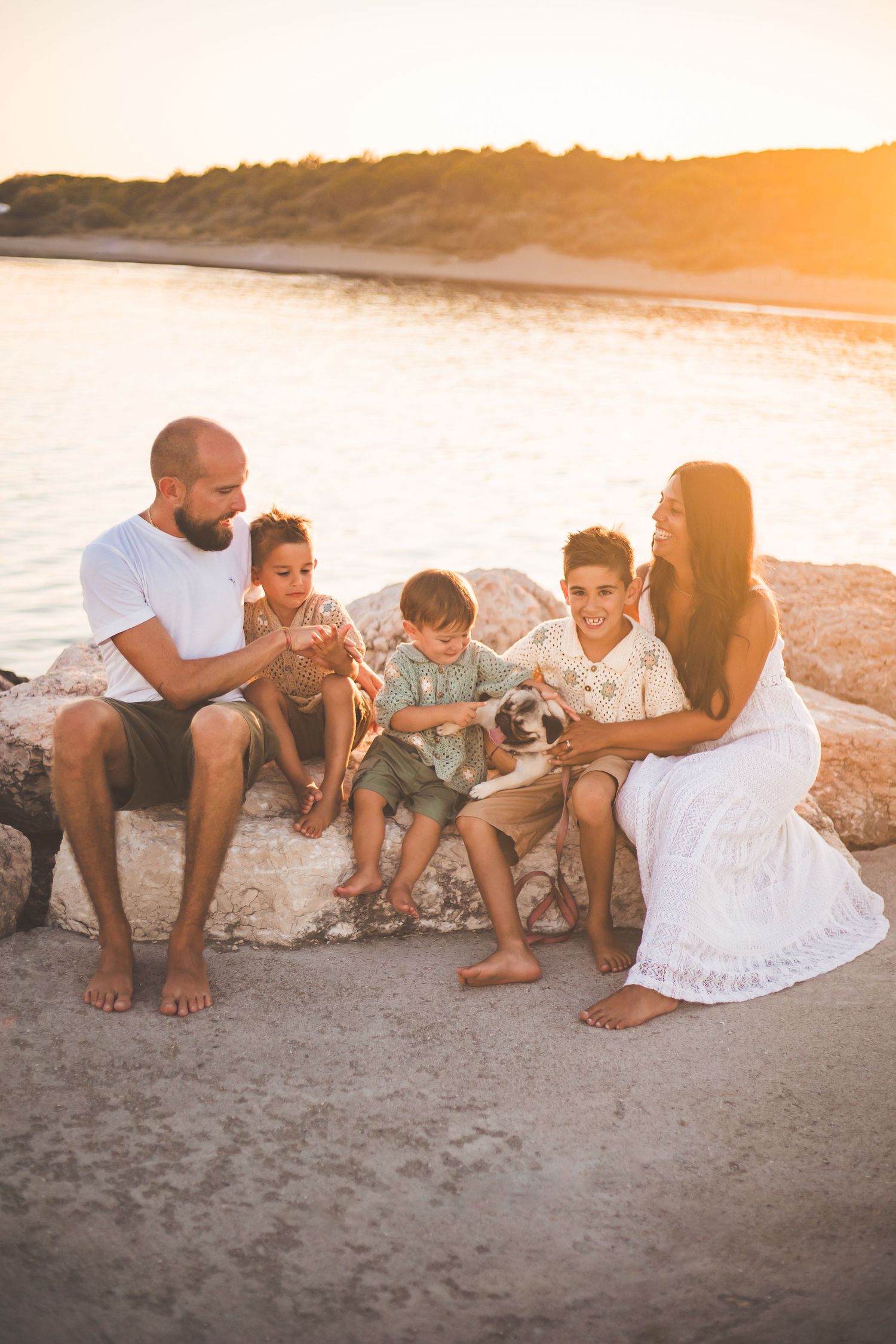 foto di famigliaal tramonto con golden hour eraclea jesolo al mare