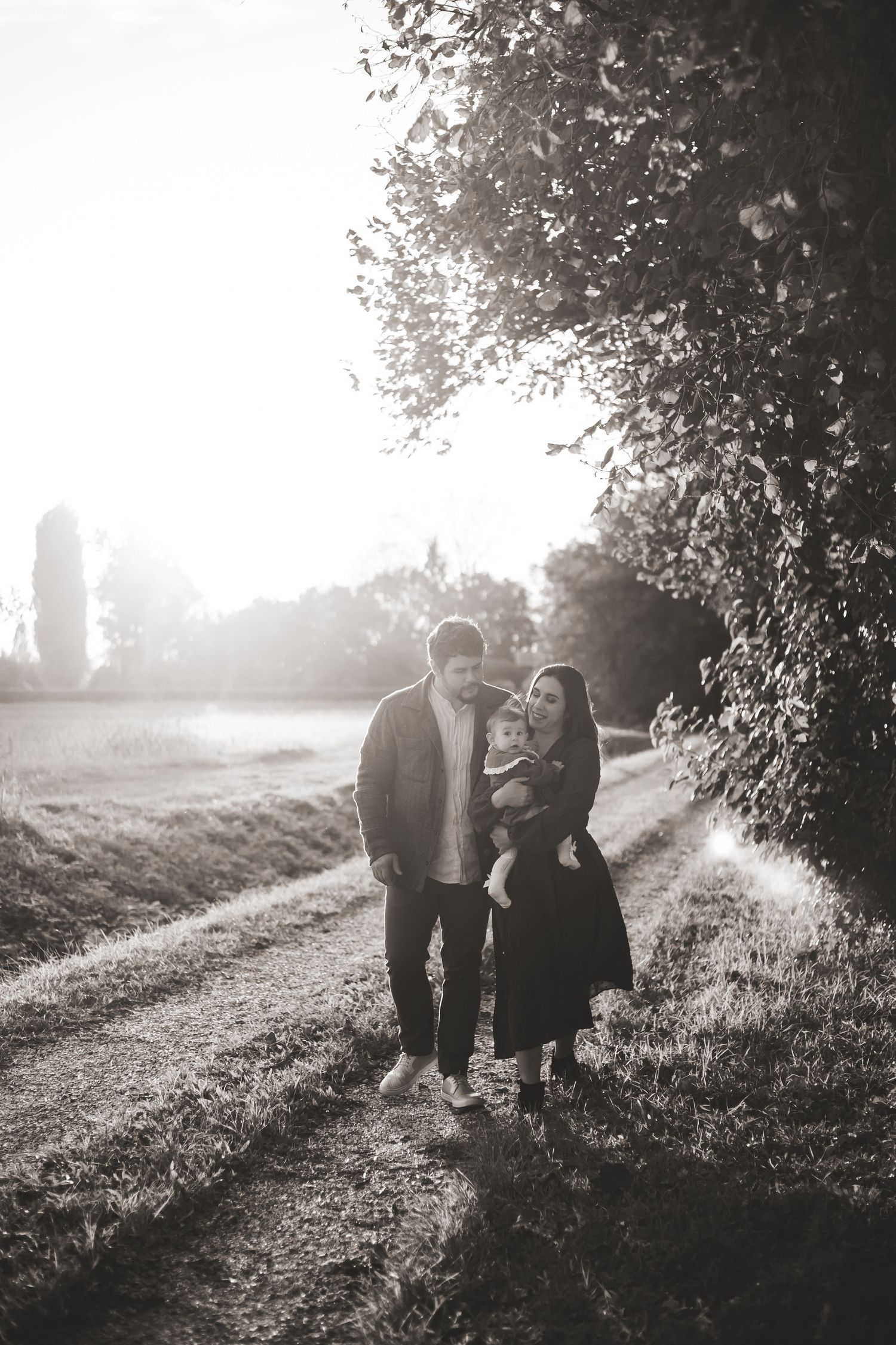 foto di famiglia al tramonto con golden hour natura
