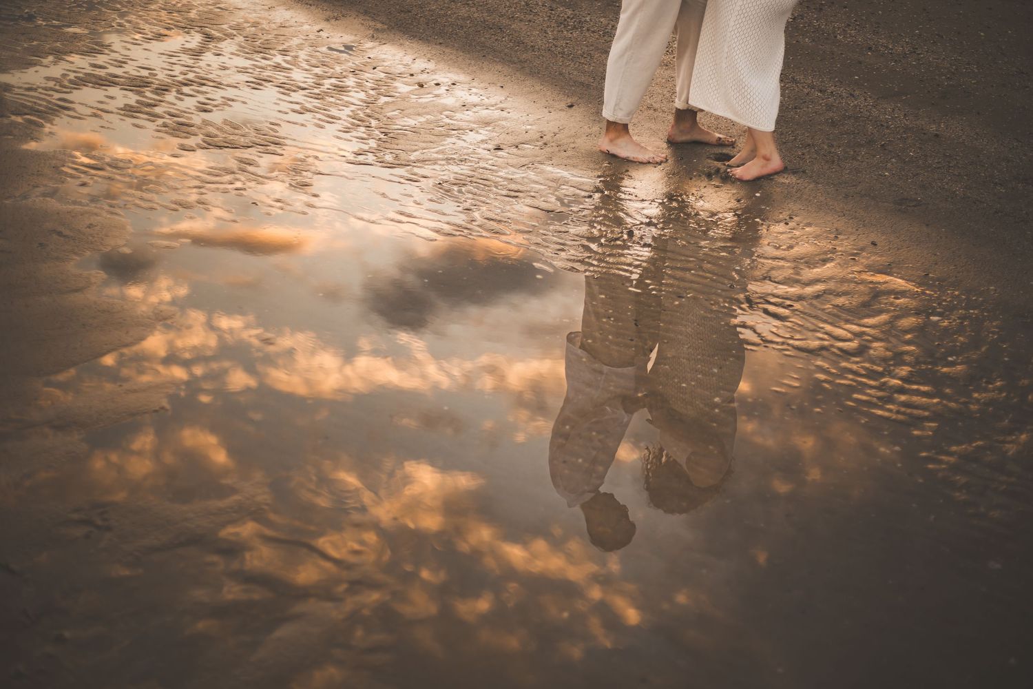 foto di gravidanza al mare spiaggia al tramonto con golden hour