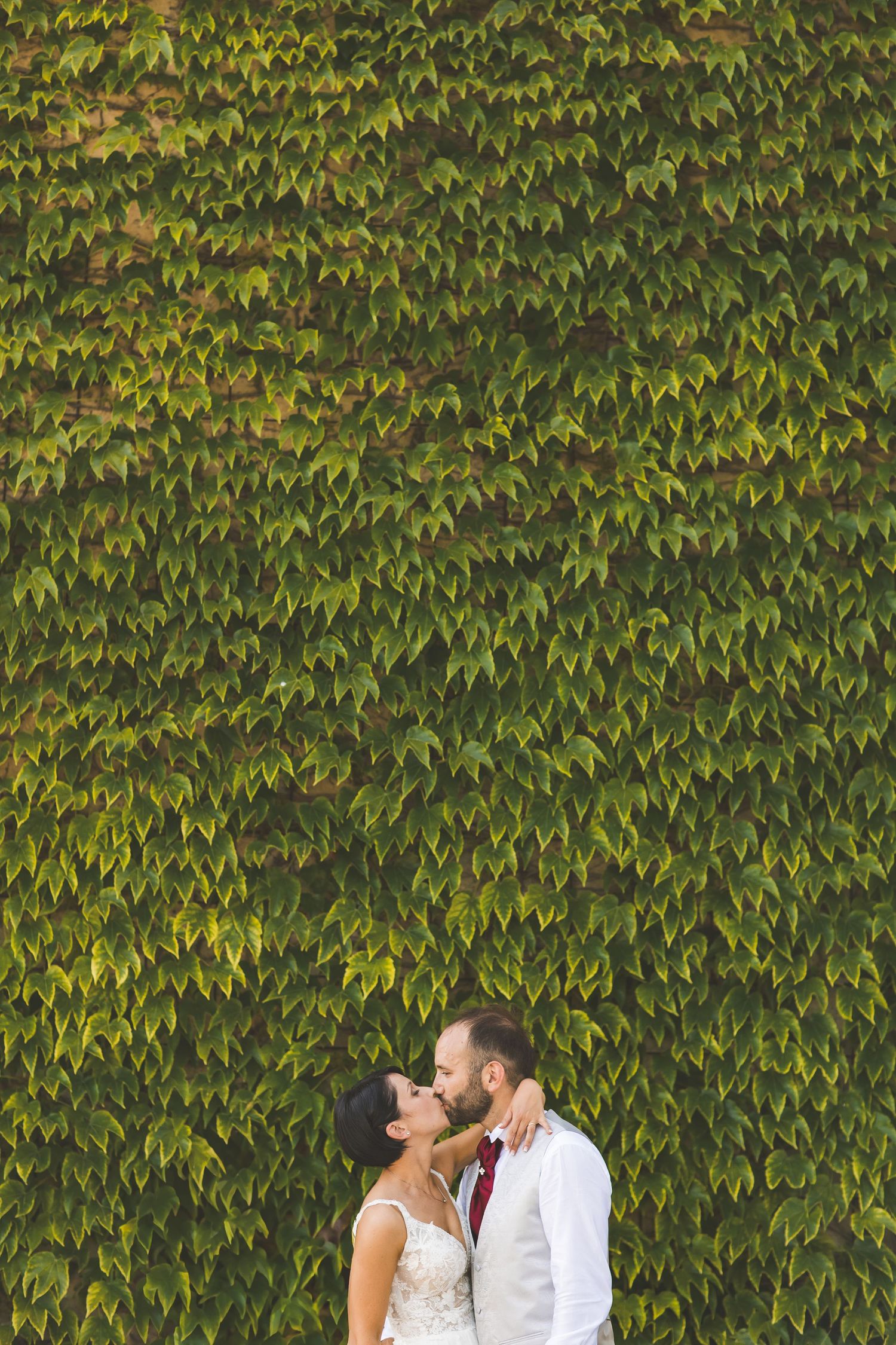 foto di matrimonio sposi con edera e verde spontanea vicenza