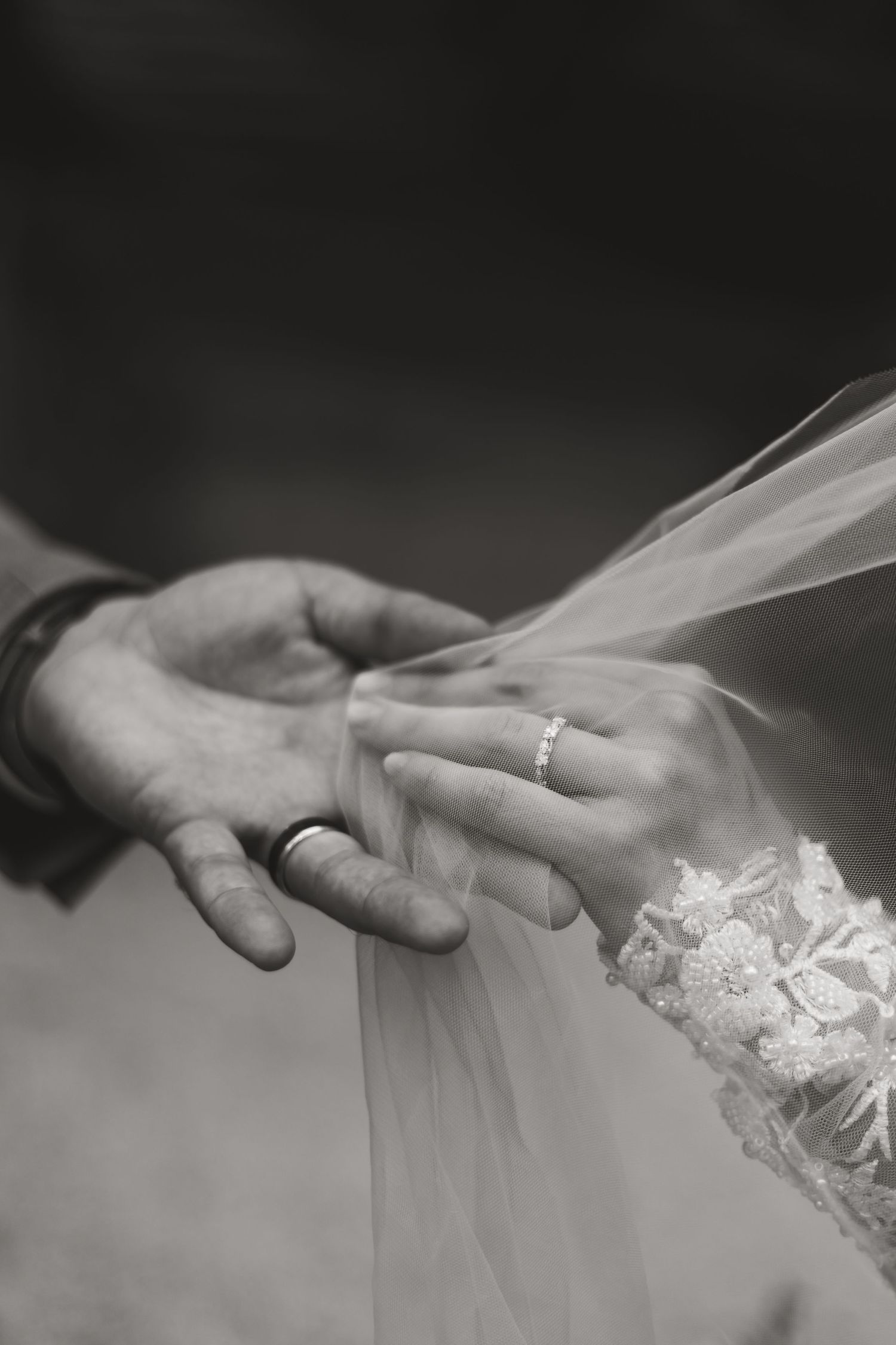 foto di matrimonio sposi elegante raffinato bianco e nero dettaglio mani e fedi particolari velo da sposa