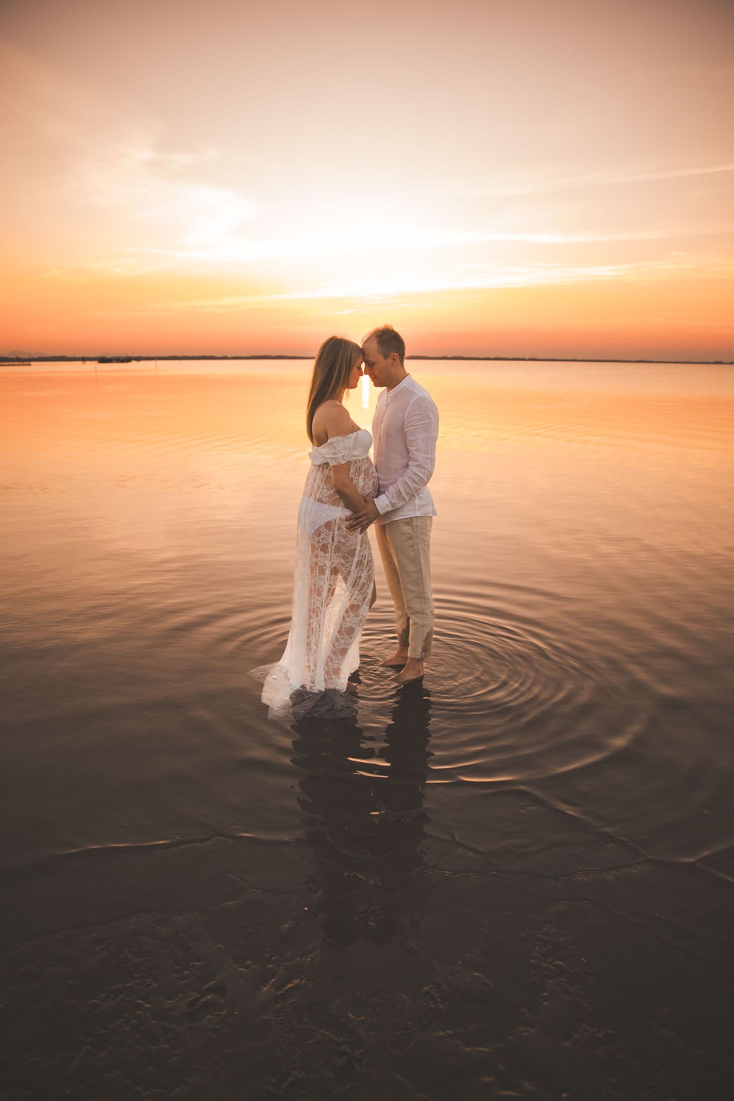 foto di gravidanza al mare spiaggia della boschettona al tramonto con golden hour