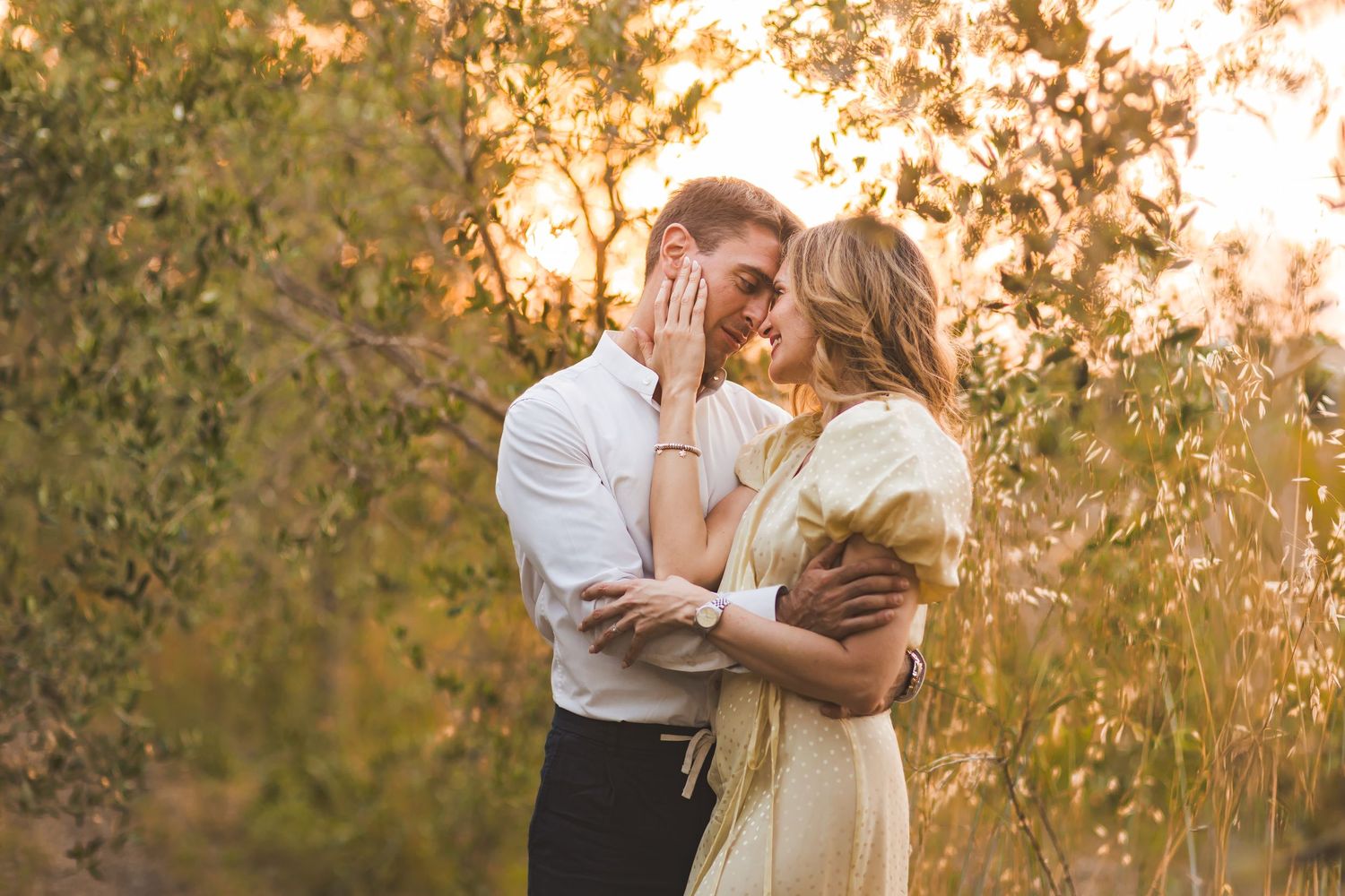 foto di coppia prematrimoniale prewedding al tramonto con golden hour