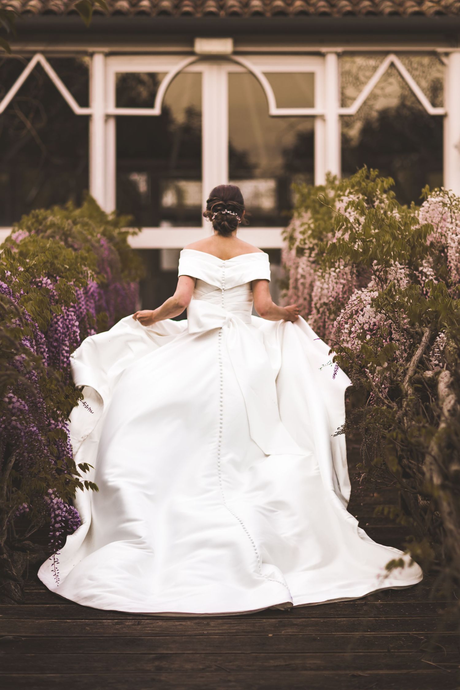 sposa che corre in mezzo al glicine treviso