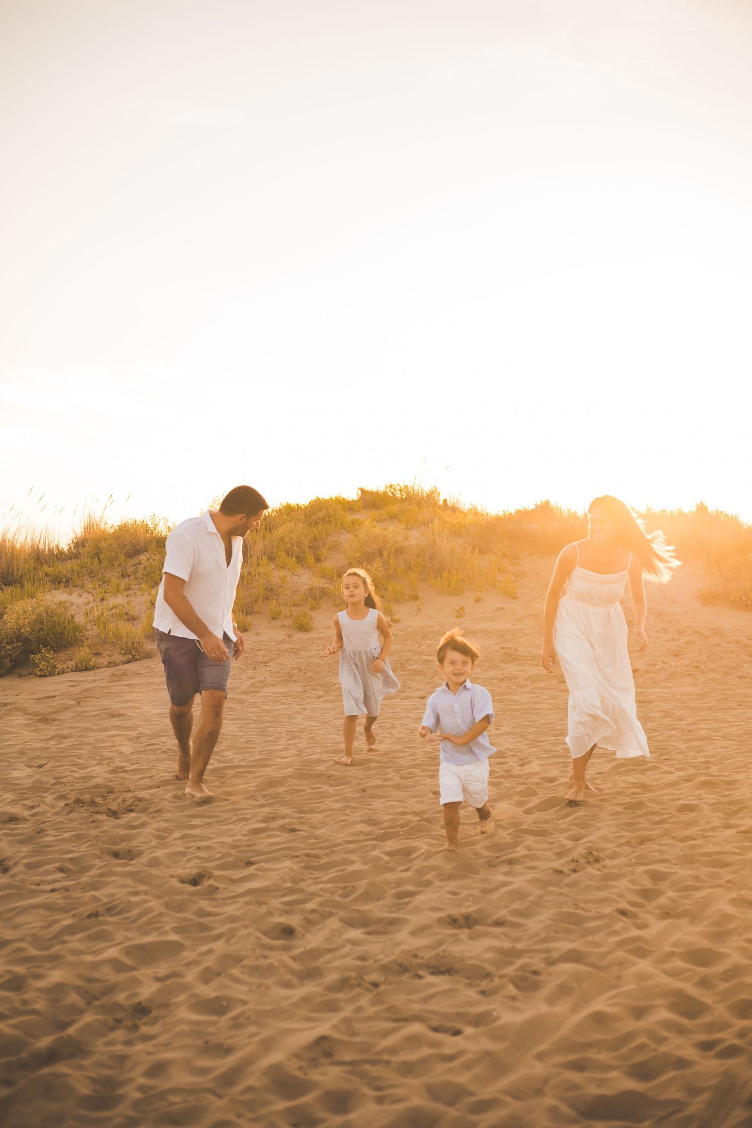 foto di famiglia in spiaggia al tramonto con golden hour jesolo