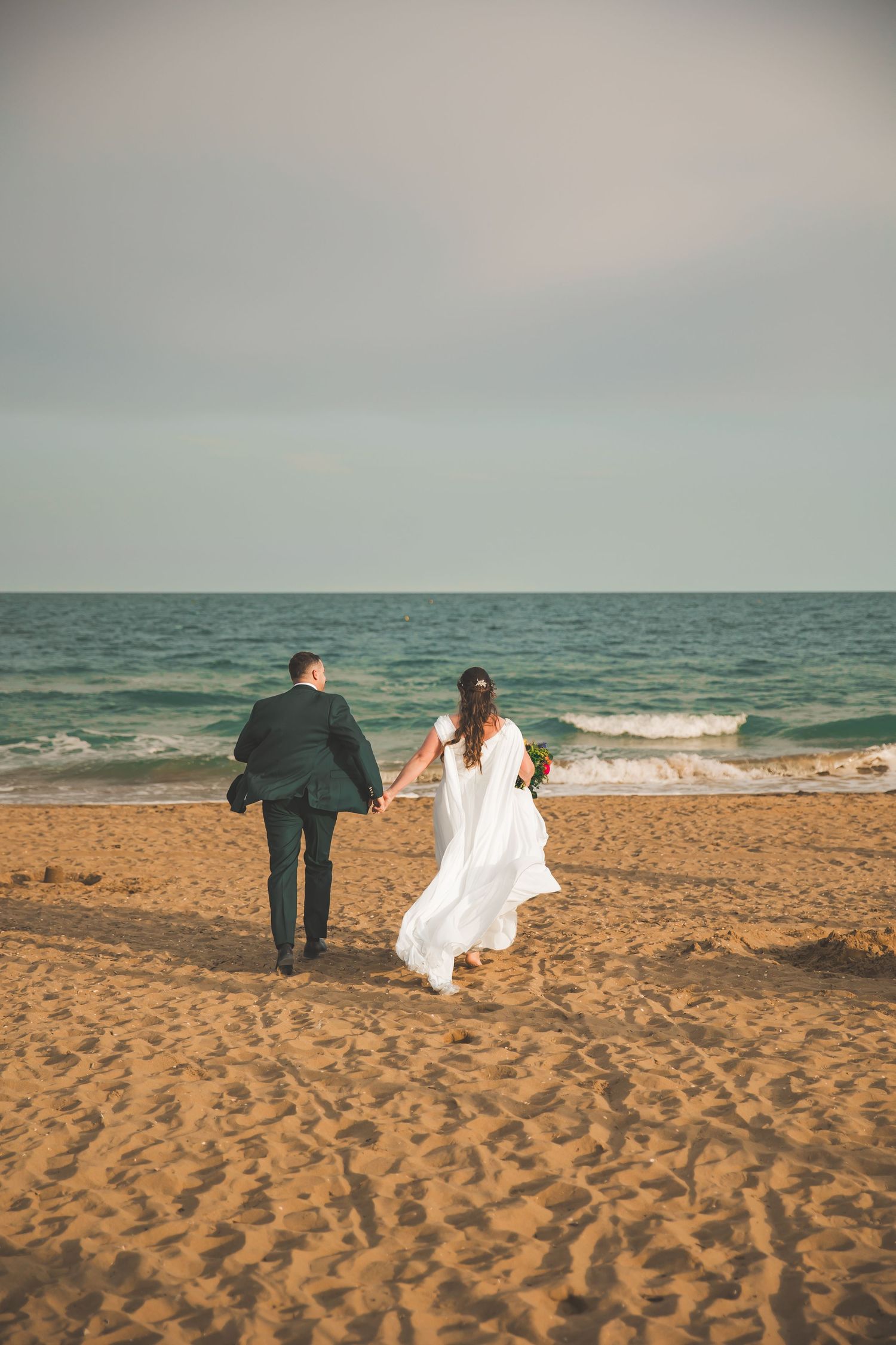 foto di matrimonio sposi al tramonto con golden hour cavallino jesolo in spiaggia