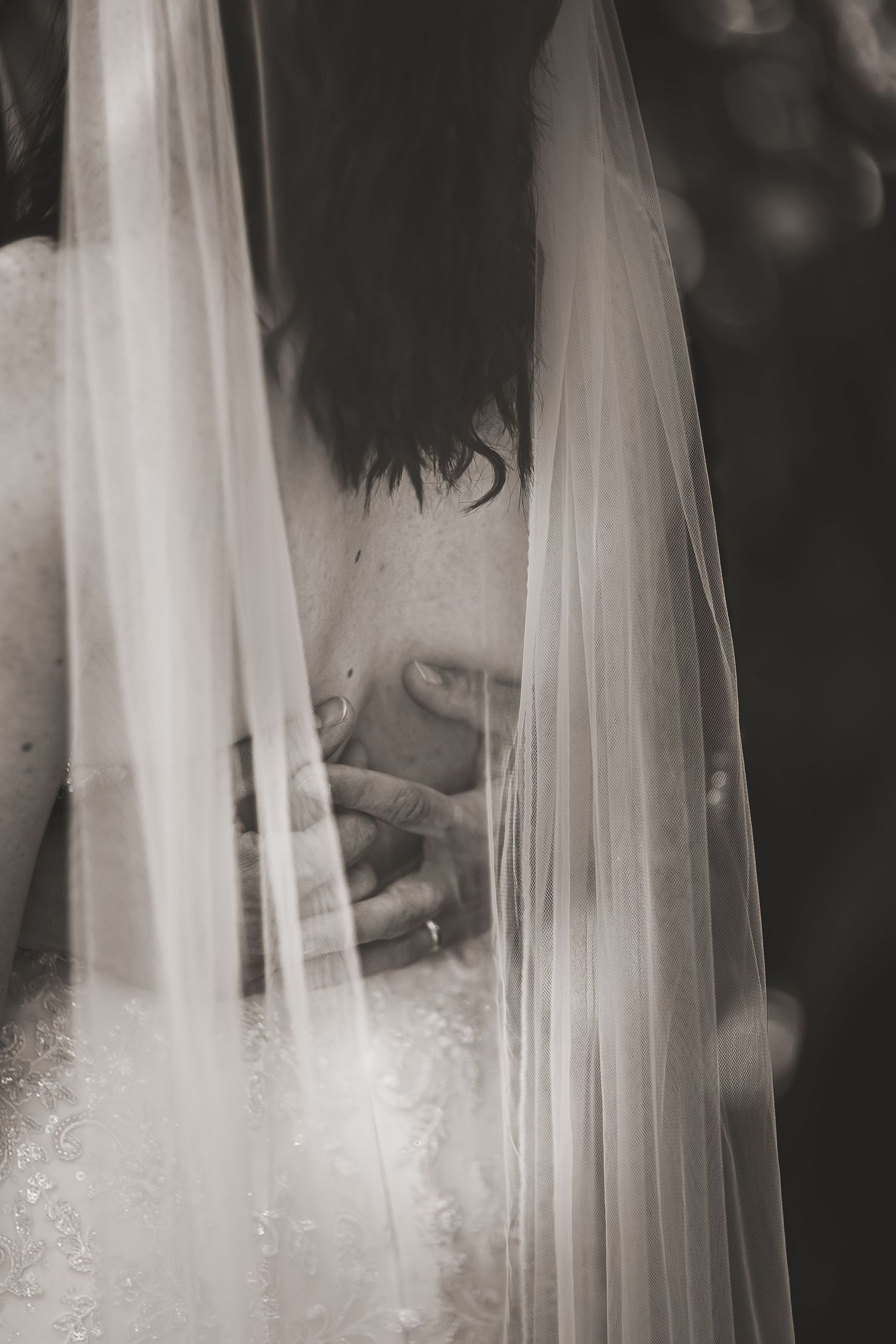 foto di matrimonio sposi elegante raffinato bianco e nero dettaglio fedi