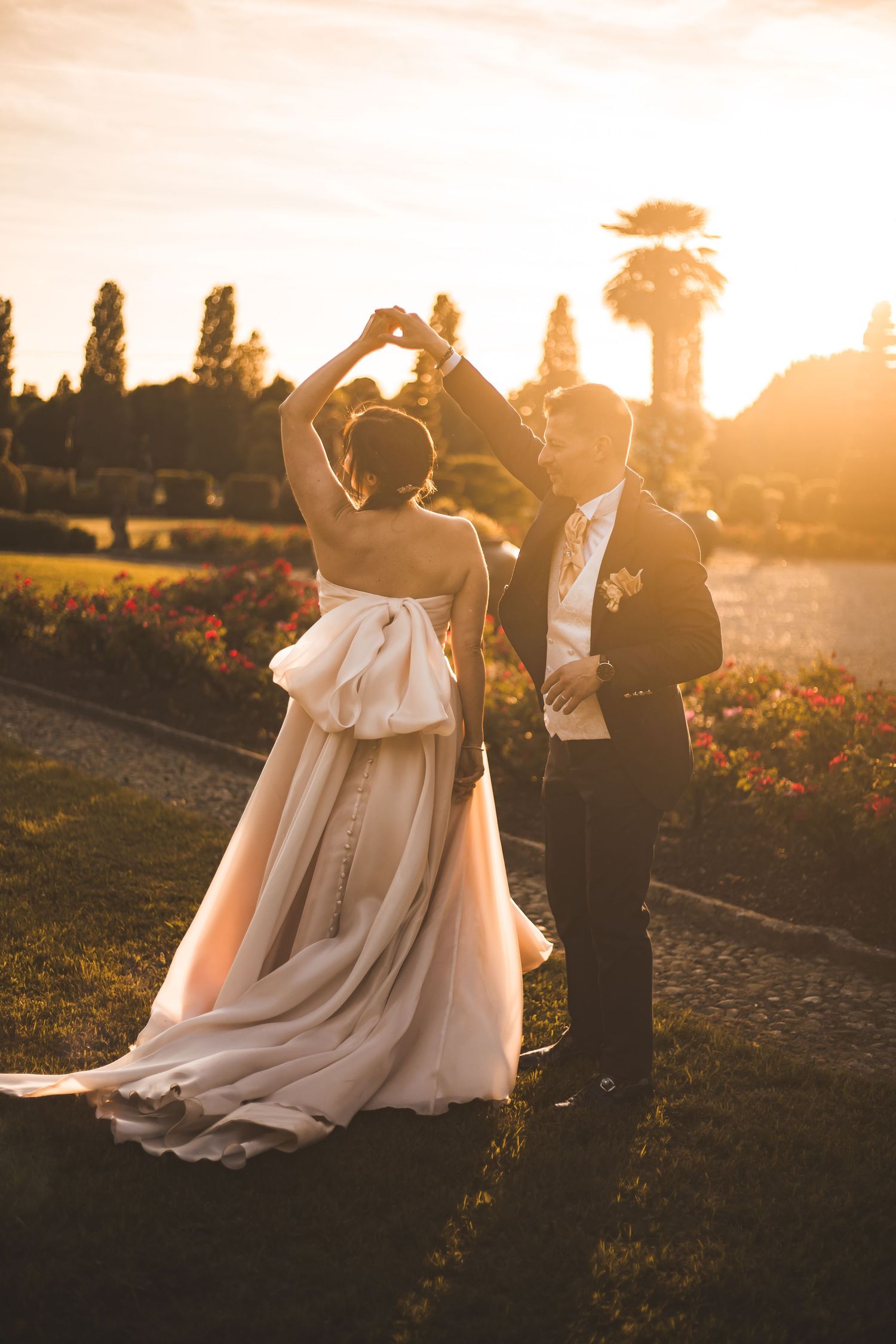 foto di matrimonio sposi al tramonto con golden hour villa wollemborg