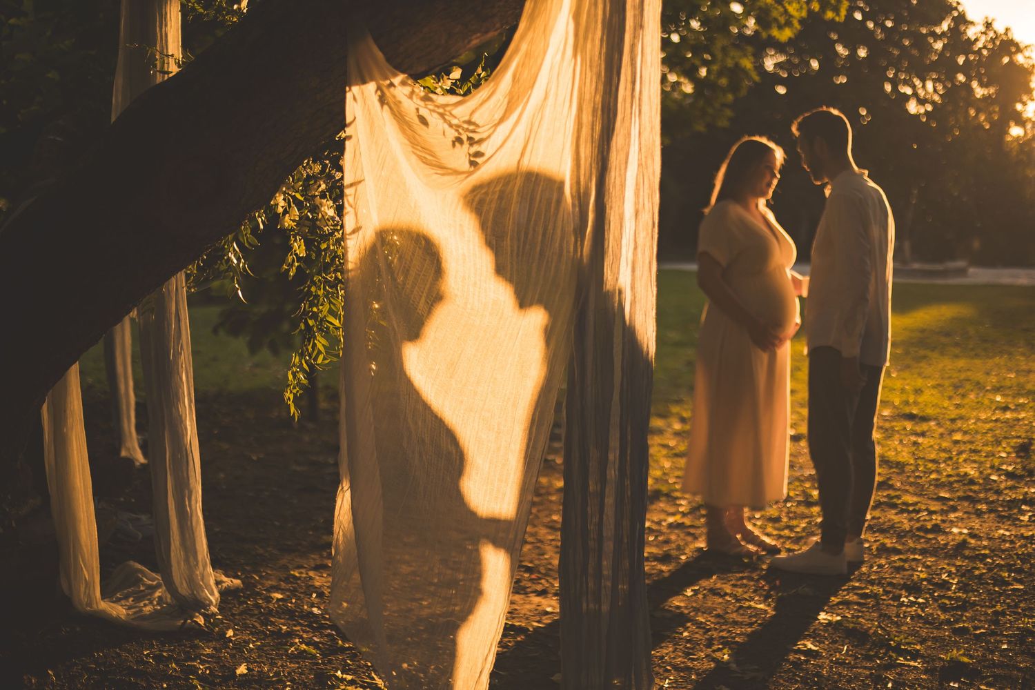 foto di gravidanza al tramonto con golden hour zero branco