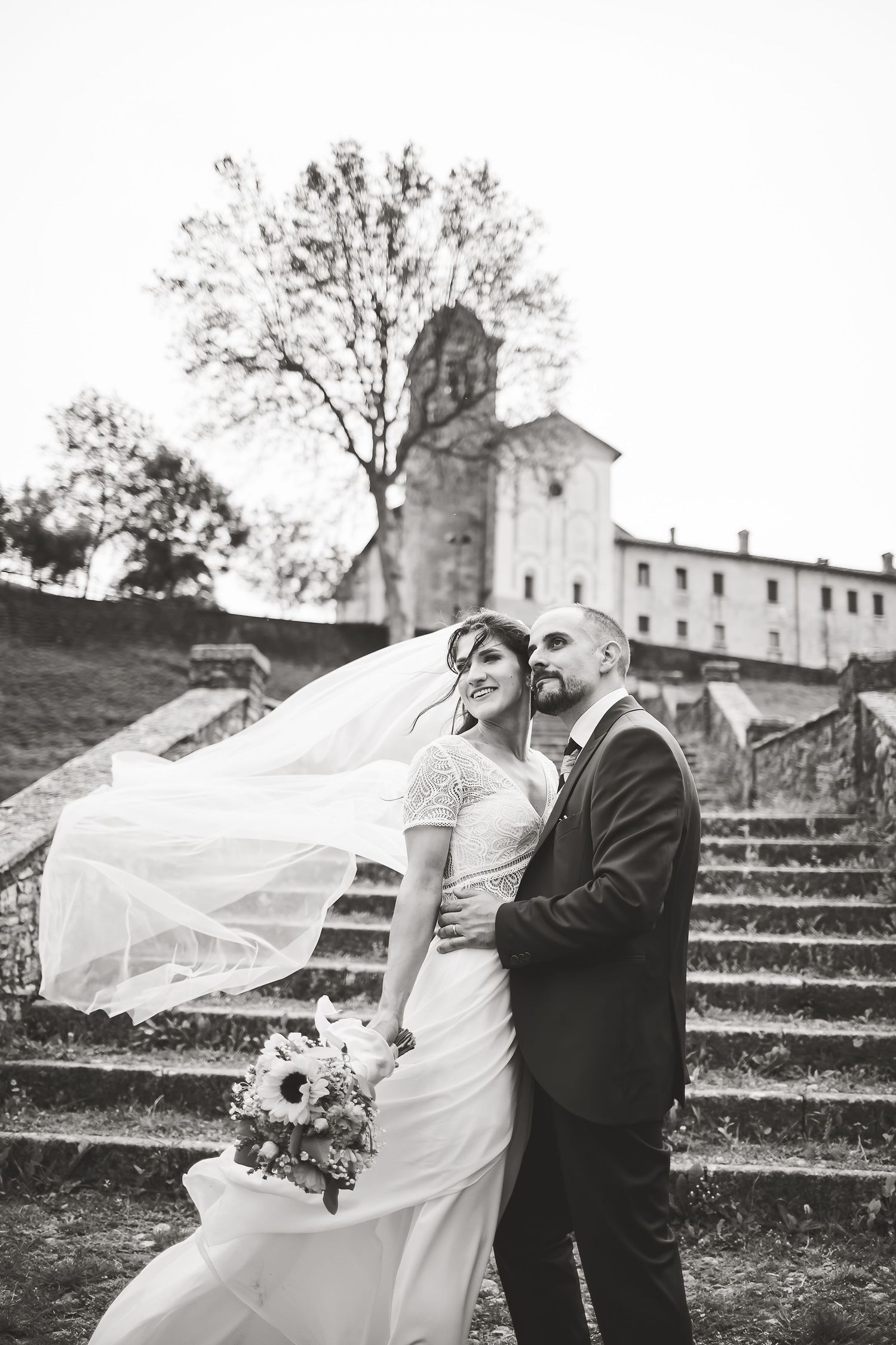 foto di matrimonio sposi feltre santuario santi vittore e corona scalinata vento