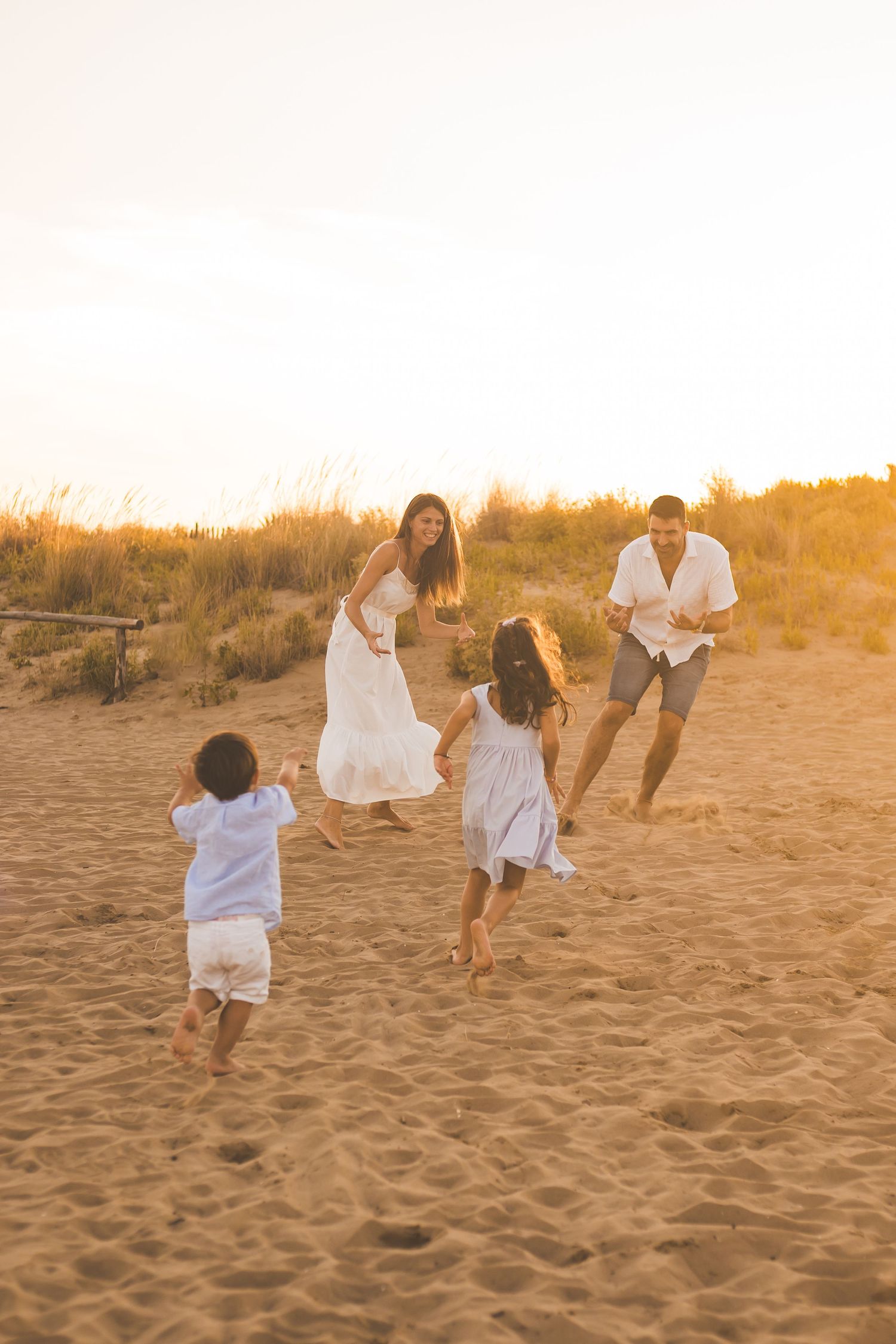 foto di famiglia al tramonto con golden hour
